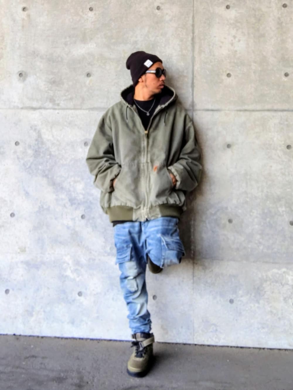 グリーン系のジャケット/アウター、ブラック系のTシャツ/カットソー、ブルー系のデニムパンツを着用したメンズの冬コーディネートの2枚目の写真