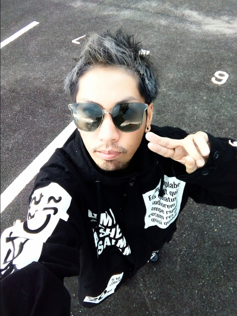 ブラック系のモッズコート、ブラック系のスウェットパンツ、ブラック系のブーツを着用したメンズの冬コーディネートの5枚目の写真