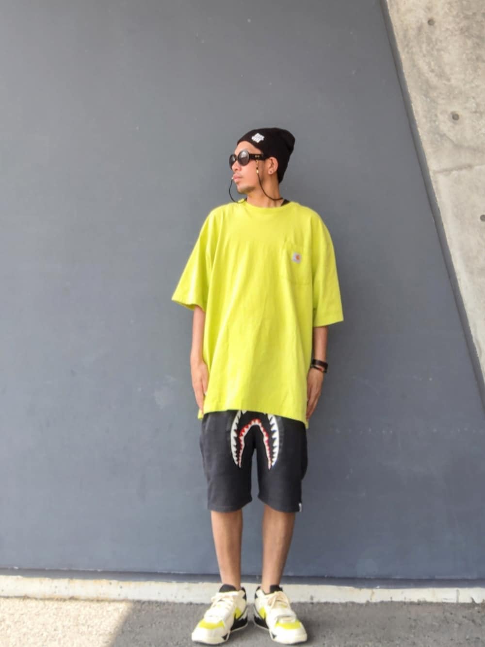 グリーン系のTシャツ/カットソー、ブラック系のタンクトップ、ブラック系のその他パンツを着用したメンズの秋コーディネートの2枚目の写真