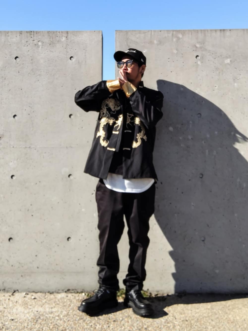 ブラック系のその他アウター、ブラック系のスウェット、ブラック系のその他パンツを着用したメンズの冬コーディネートの3枚目の写真