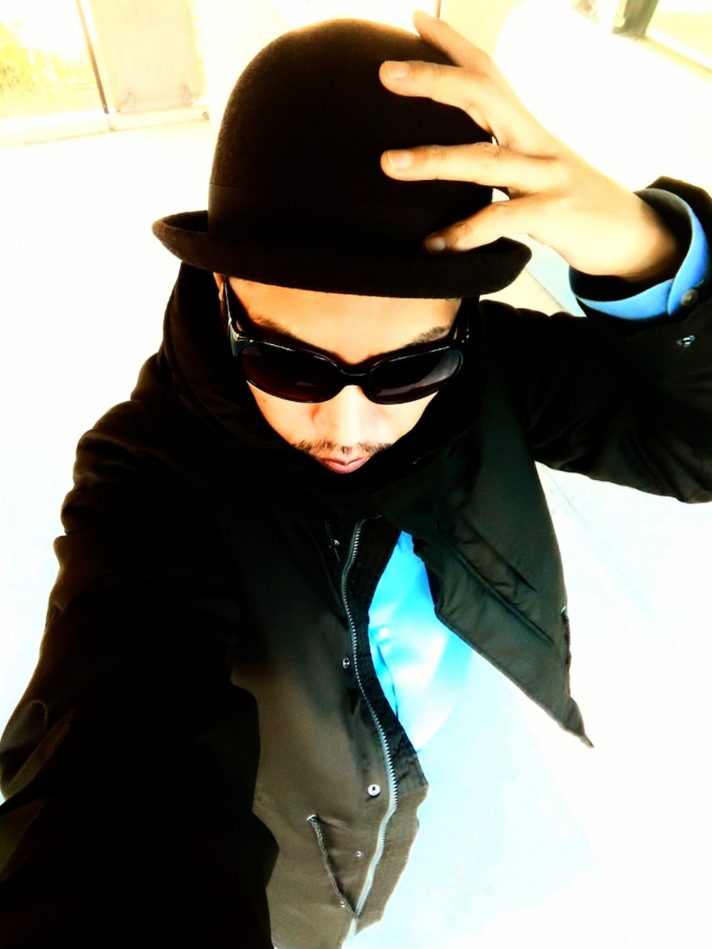 グリーン系のミリタリージャケット、ブルー系のシャツ/ブラウス、ブルー系のパンツを着用したメンズの冬コーディネートの3枚目の写真