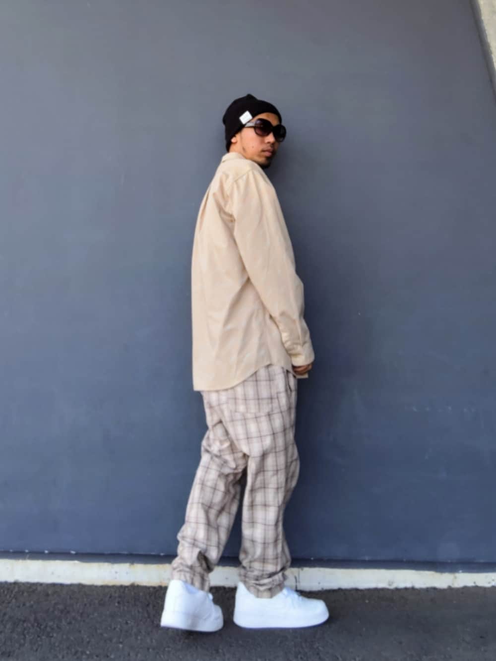 ベージュ系のシャツ/ブラウス、ベージュ系のその他パンツ、ホワイト系のスニーカーを着用したメンズの春コーディネートの3枚目の写真