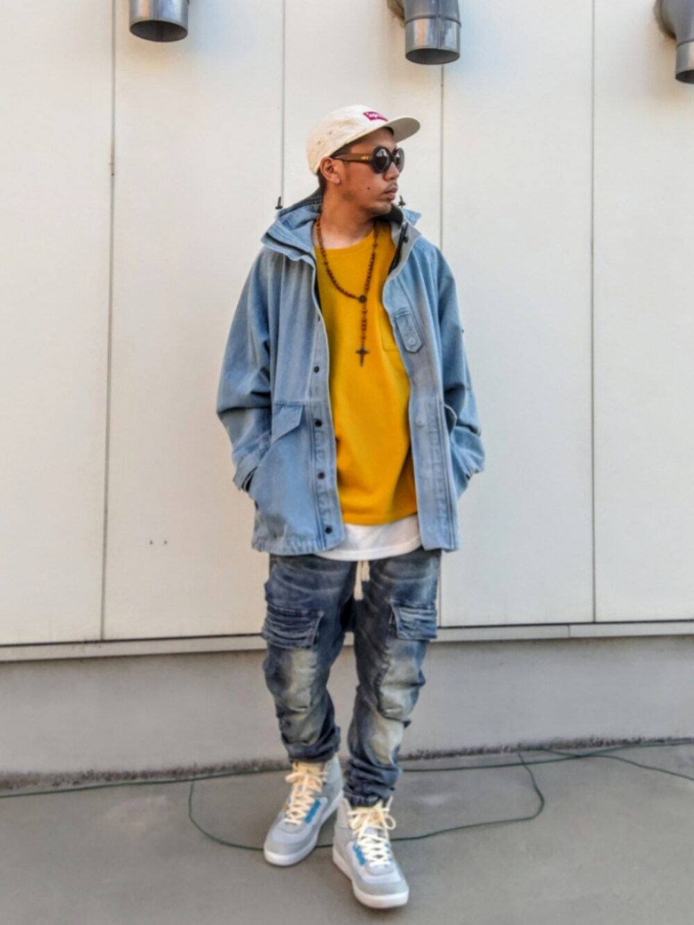 ブルー系のその他アウター、イエロー系のTシャツ/カットソー、ホワイト系のタンクトップを着用したメンズの秋コーディネートの3枚目の写真