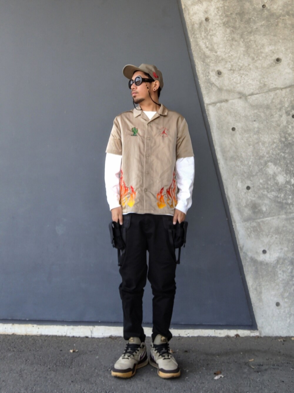 ベージュ系のシャツ/ブラウス、ホワイト系のTシャツ/カットソー、ブラック系のその他パンツを着用したメンズの春コーディネートの3枚目の写真