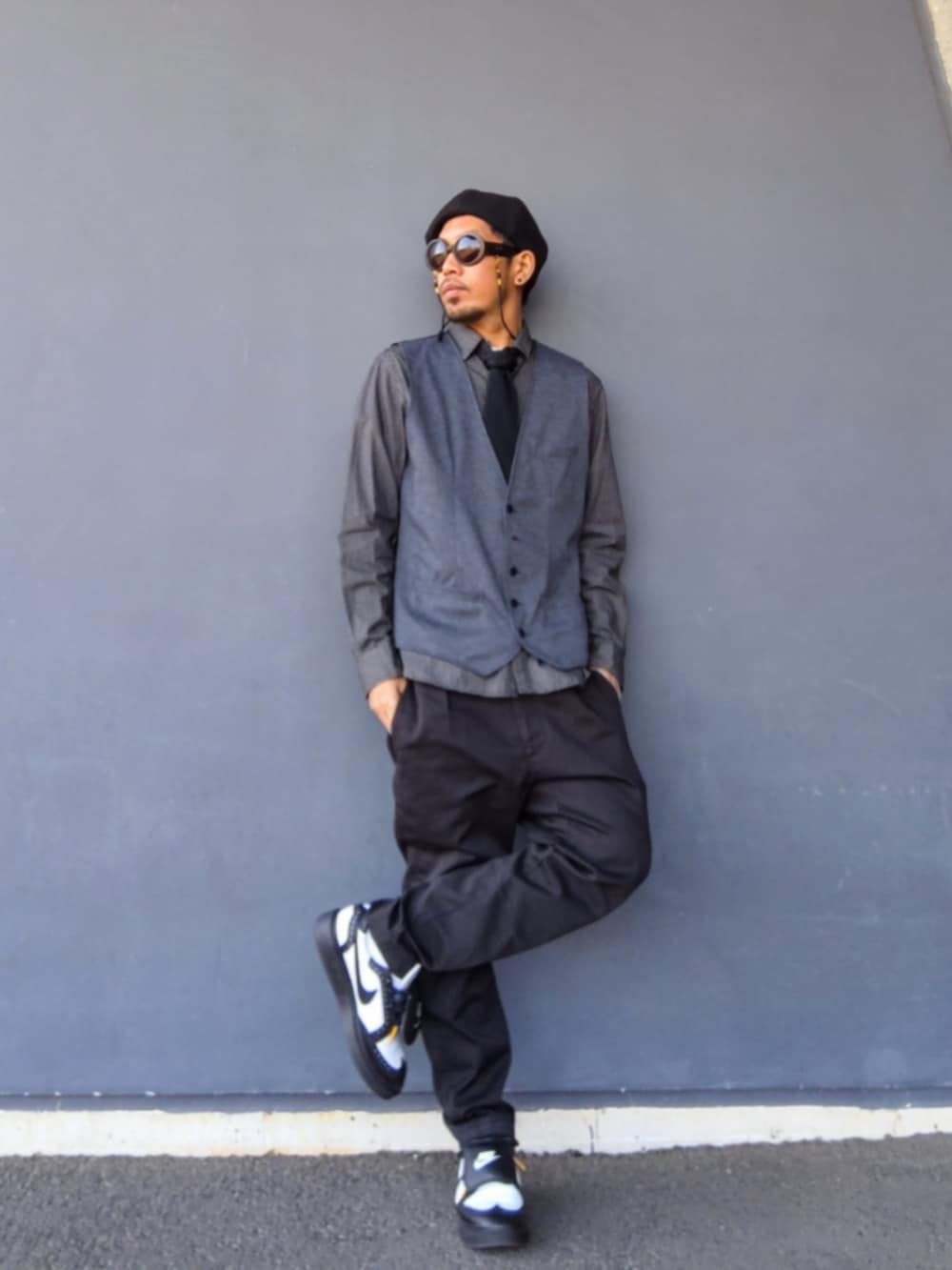 グレー系のベスト、ブラック系のシャツ/ブラウス、ブラック系のパンツを着用したメンズの冬コーディネートの2枚目の写真