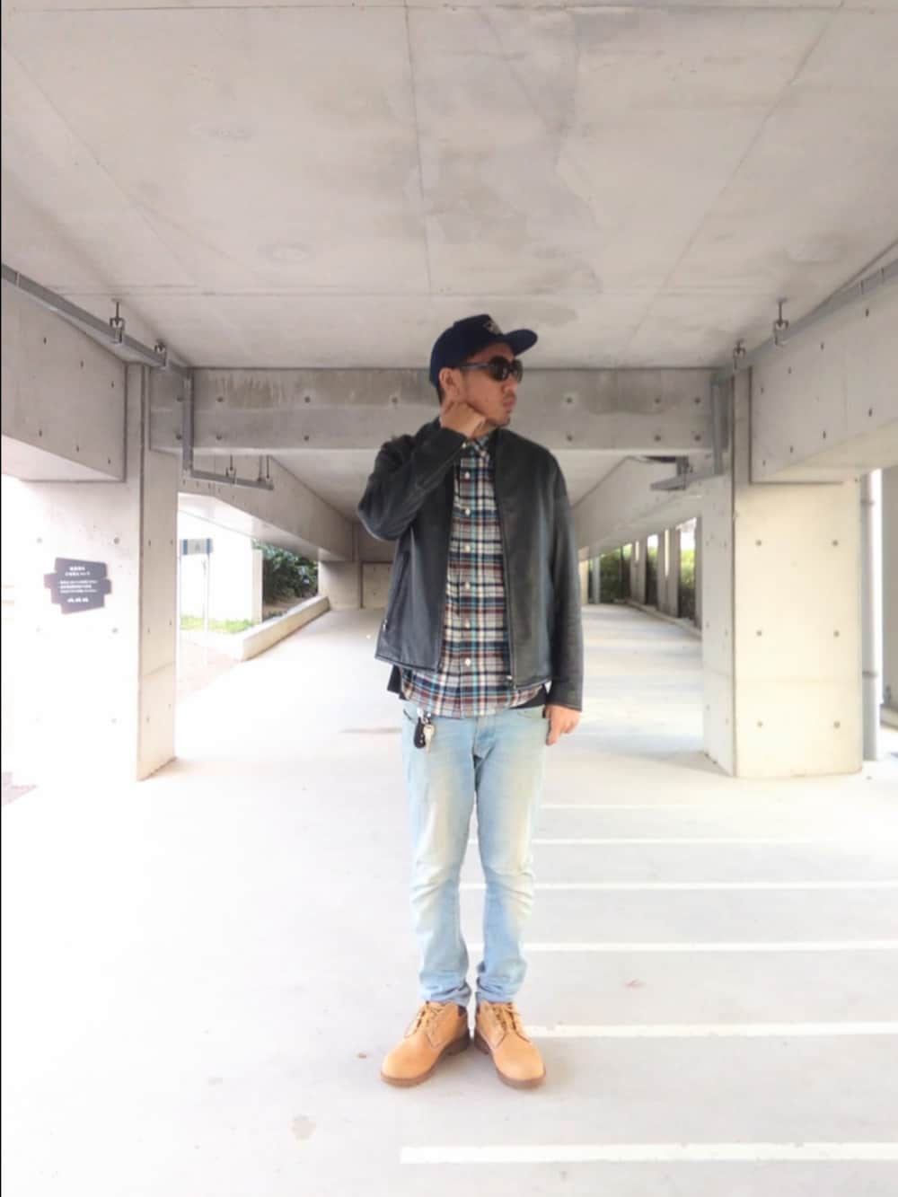 ブラック系のライダースジャケット、ブルー系のシャツ/ブラウス、ブルー系のデニムパンツを着用したメンズの冬コーディネートの3枚目の写真