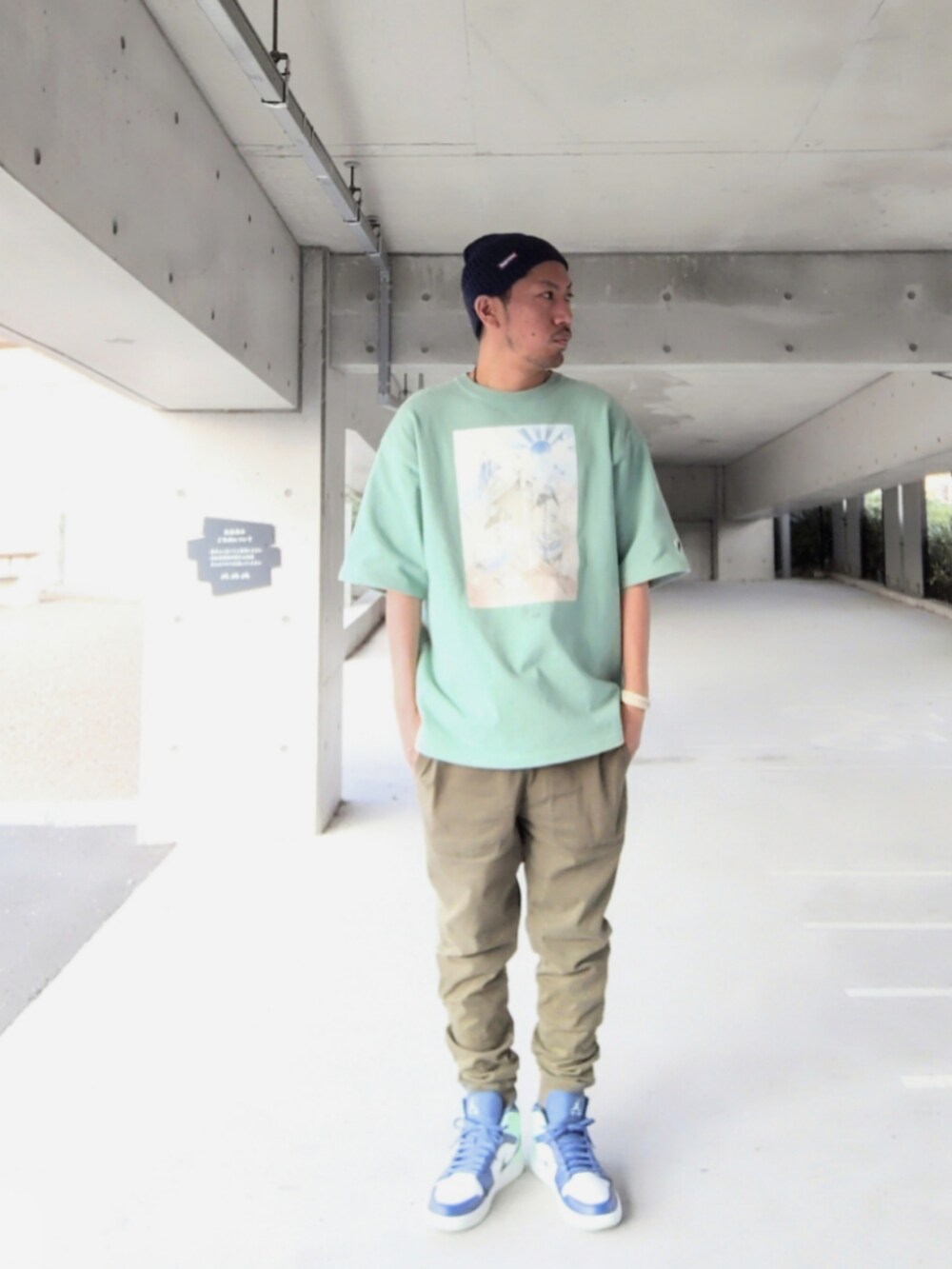 グリーン系のTシャツ/カットソー、グリーン系のその他パンツ、ブルー系のスニーカーを着用したメンズの夏コーディネートの3枚目の写真