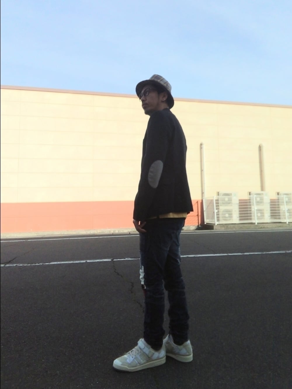 その他のスニーカー、その他のデニムパンツ、ブラック系のテーラードジャケットを着用したメンズの冬コーディネートの4枚目の写真