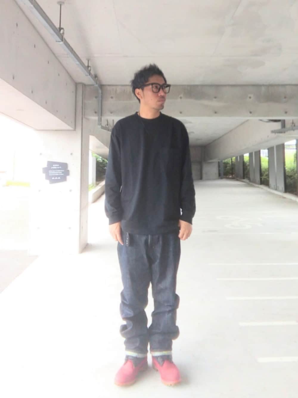 「ストリート、シンプル、UNIQLO、XLARGE、Timberland、ブーツ、メガネ男子、モノトーン、デニム、黒Tシャツ、DAISO」｜「UNIQLOのクルーネックT（長袖）（Tシャツ/カットソー、ブラック系）」を使った、hasshi(ハッシー)さん（骨格ナチュラル・メンズ・172cm）の春コーディネートの2枚目の写真