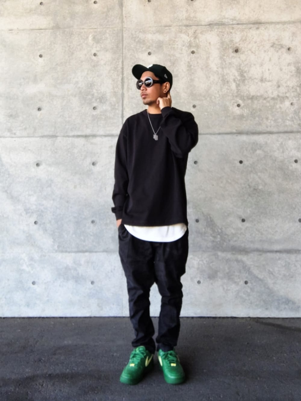 ブラック系のTシャツ/カットソー、ホワイト系のタンクトップ、ブラック系のパンツを着用したメンズの秋コーディネートの2枚目の写真