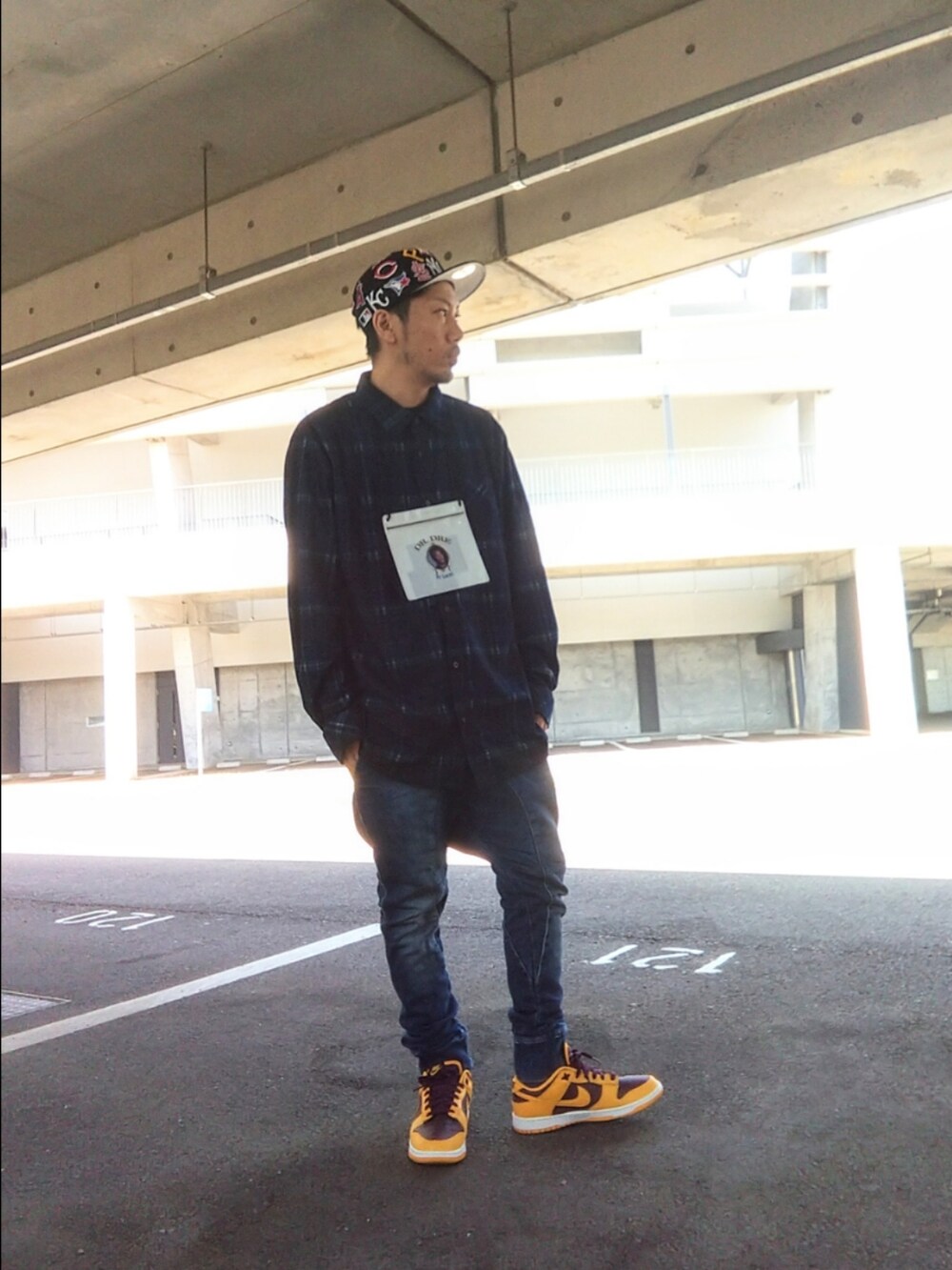 イエロー系のスニーカー、ブルー系のパンツ、ブルー系のシャツ/ブラウスを着用したメンズの春コーディネートの2枚目の写真