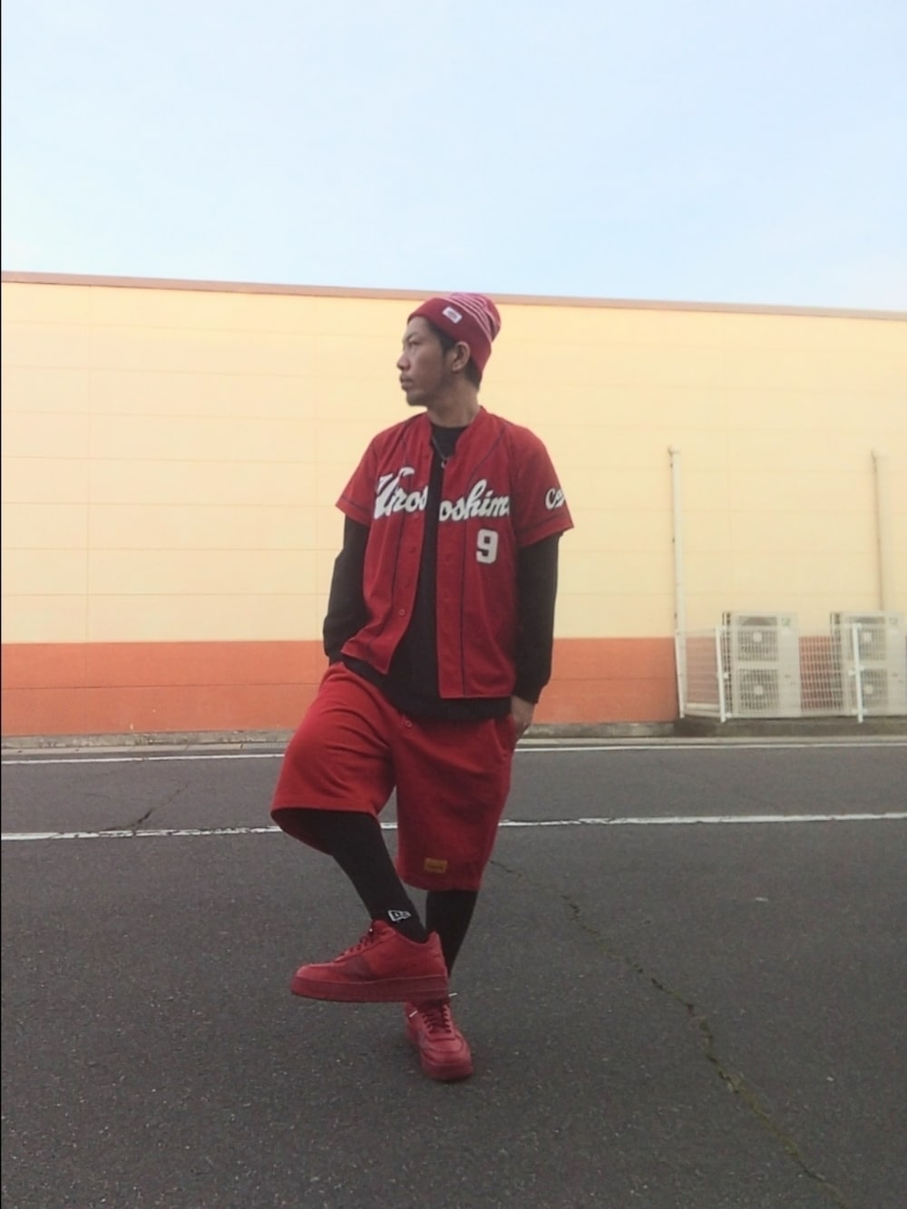 ブラック系のTシャツ/カットソー、レッド系のシャツ/ブラウス、レッド系のその他パンツを着用したメンズの春コーディネートの2枚目の写真