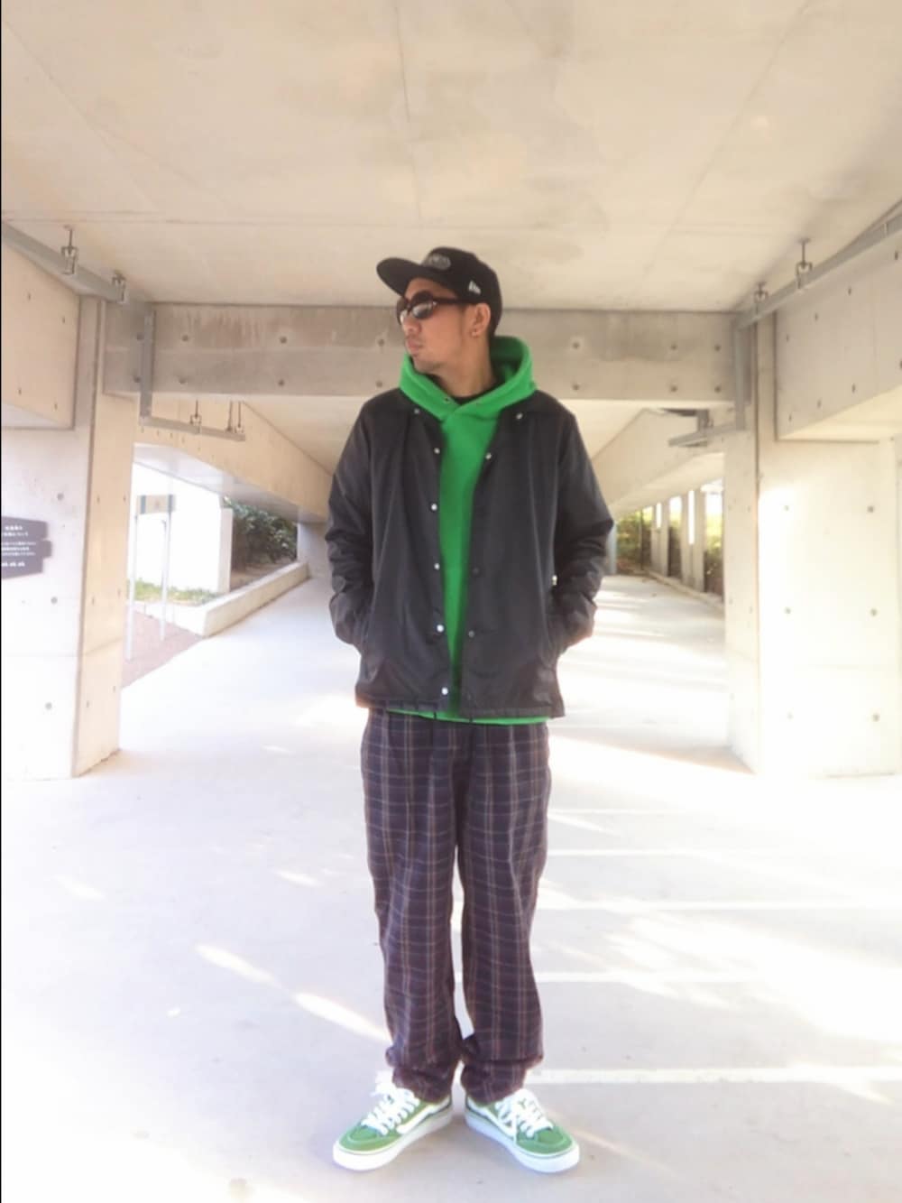 グリーン系のパーカー、ブルー系のナイロンジャケット、その他のその他パンツを着用したメンズの冬コーディネートの2枚目の写真