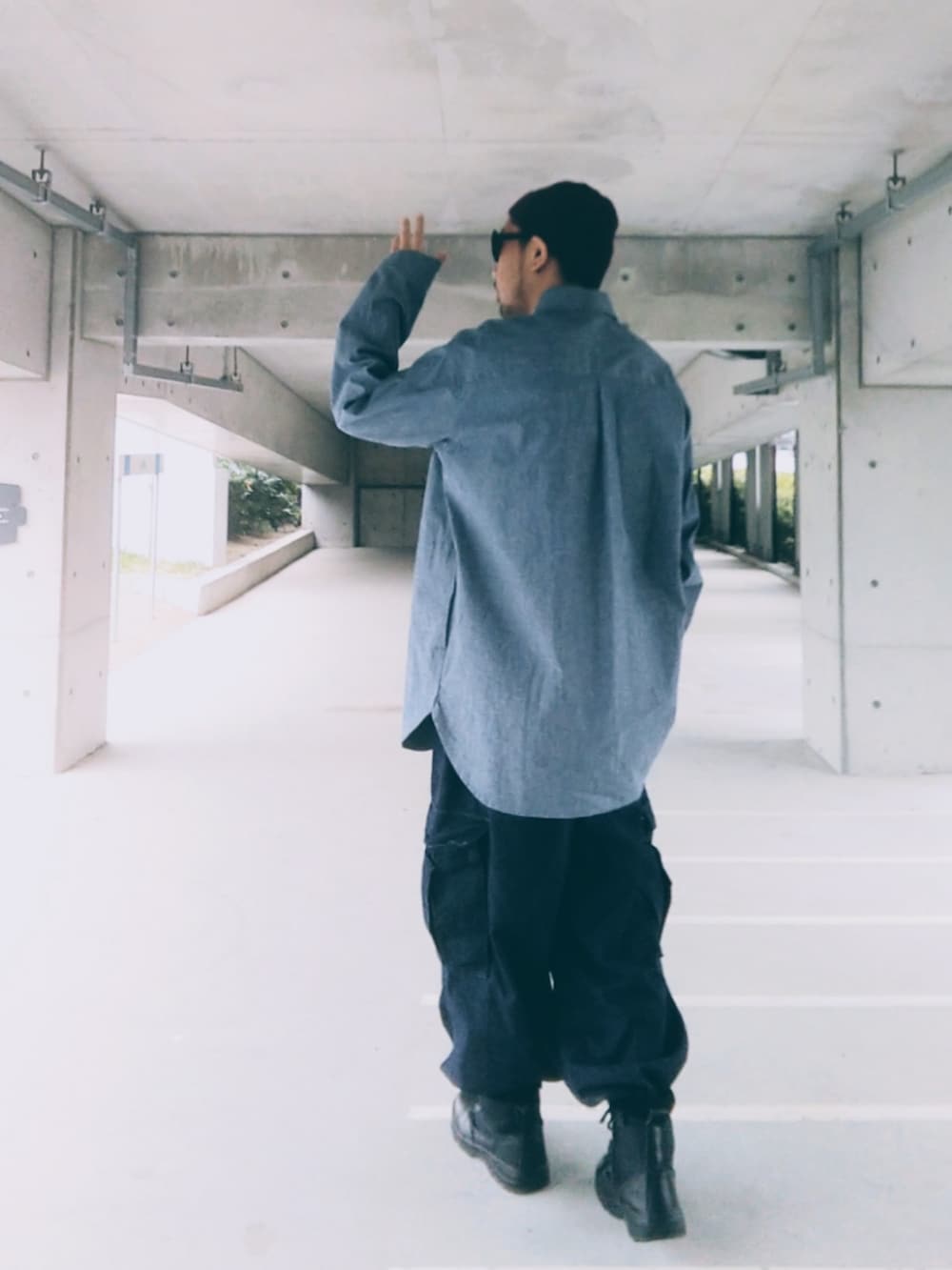 「サブサエティ(Subciety)、GU、カーゴパンツ、デニム、シャツ、ビーニー、エンジ色、us army、ブーツイン、ストリート、タクティカルブーツ、サングラス、ワイドパンツ、韻踏合組合」｜「usedのアイテム（ニットキャップ/ビーニー、ブラウン系）」を使った、hasshi(ハッシー)さん（メンズ・172cm）の冬コーディネートの3枚目の写真