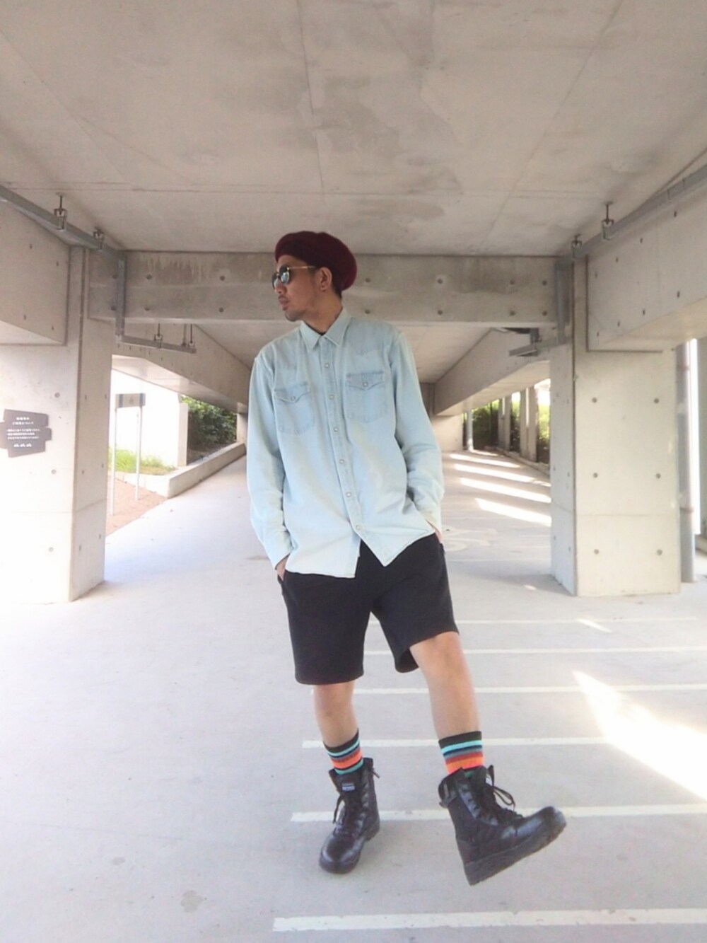 ブルー系のシャツ/ブラウス、ブラック系のその他パンツ、ブラック系のブーツを着用したメンズの秋コーディネートの2枚目の写真