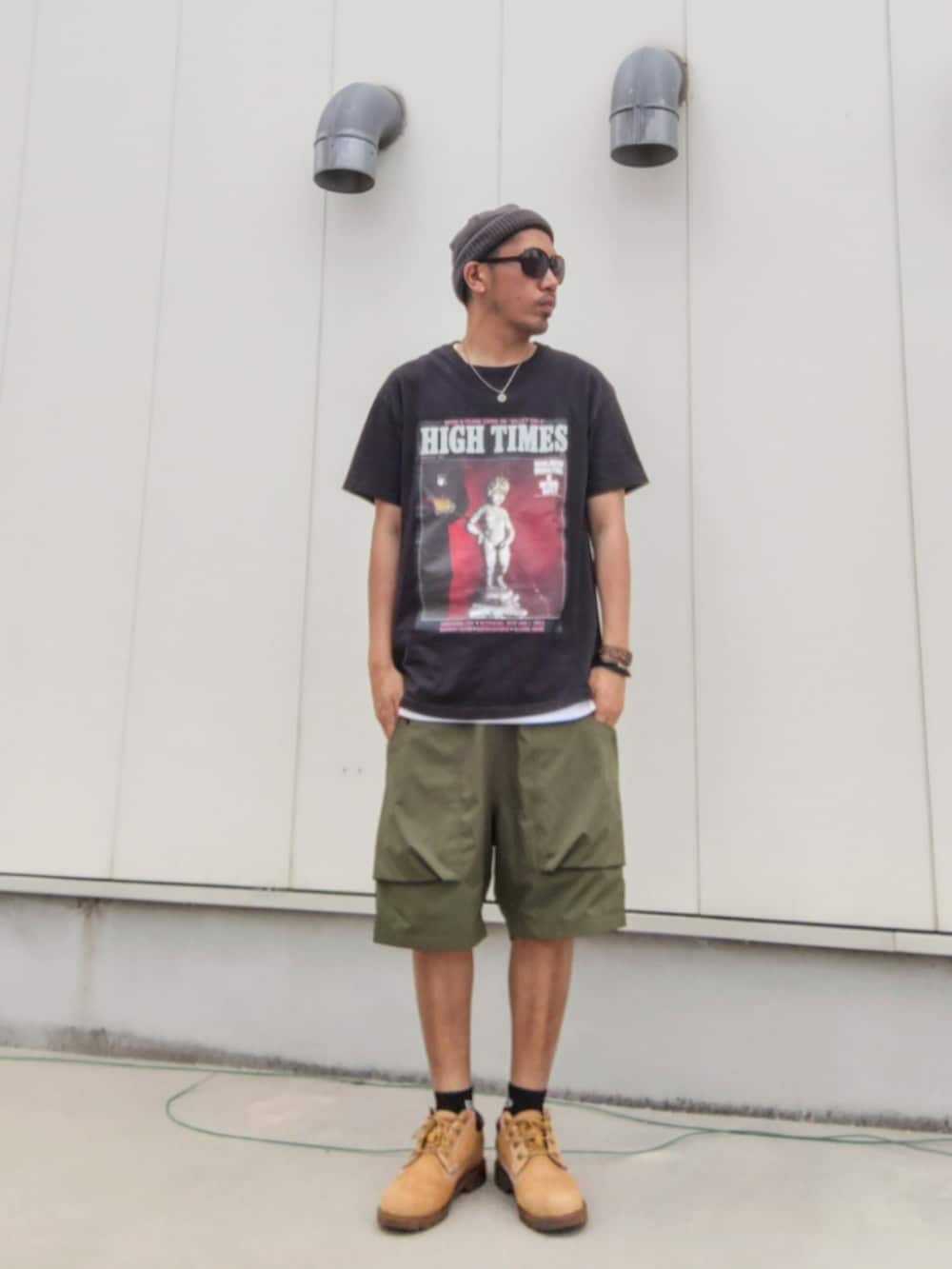 ブラック系のTシャツ/カットソー、グリーン系のその他パンツ、イエロー系のブーツを着用したメンズの夏コーディネートの2枚目の写真