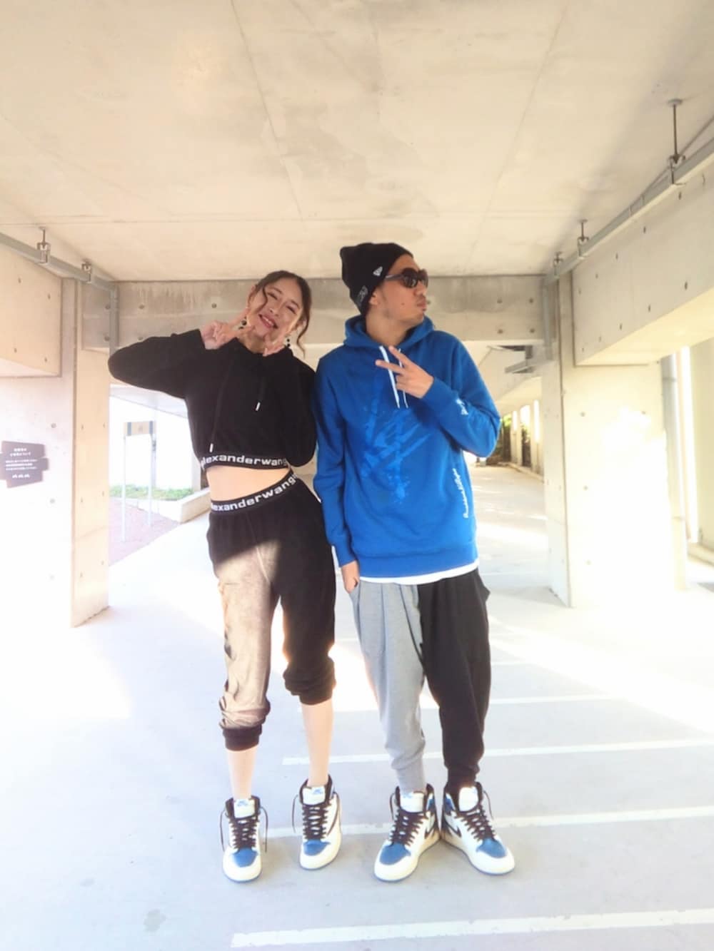 ブルー系のパーカー、その他のスウェットパンツ、ホワイト系のスニーカーを着用したメンズの秋コーディネートの3枚目の写真