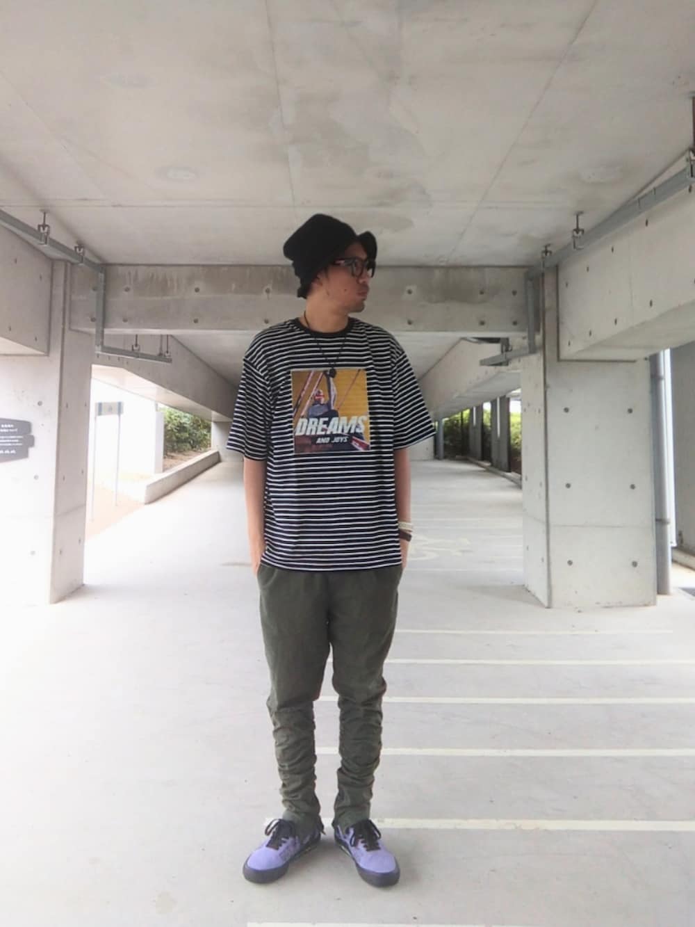 その他のTシャツ/カットソー、グリーン系のパンツ、パープル系のスニーカーを着用したメンズの夏コーディネートの2枚目の写真