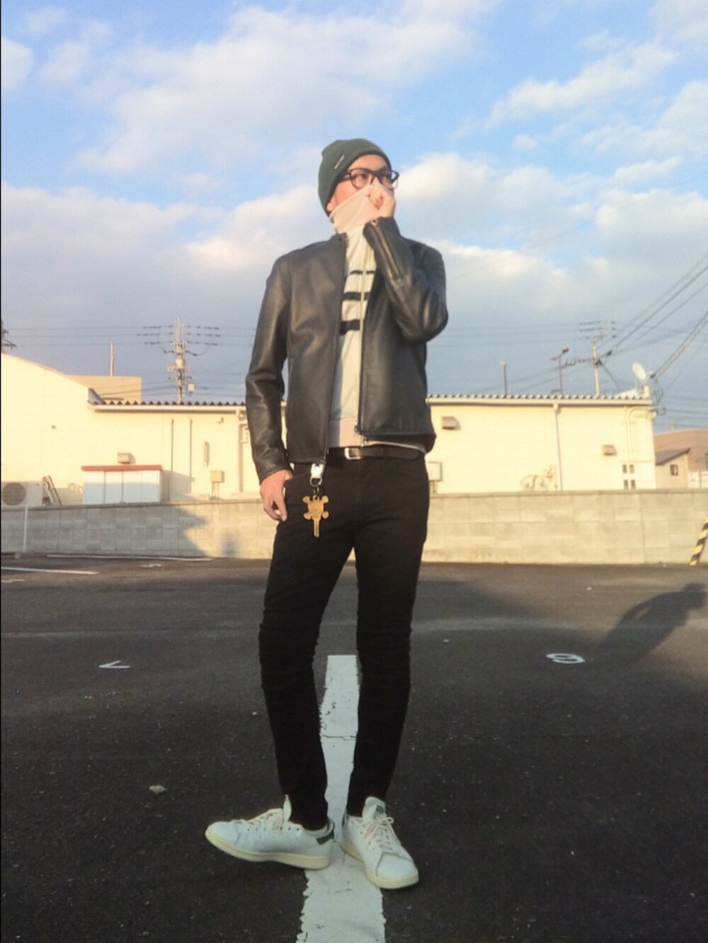 ブラック系のライダースジャケット、その他のジャージ、ブラック系のデニムパンツを着用したメンズの冬コーディネートの2枚目の写真