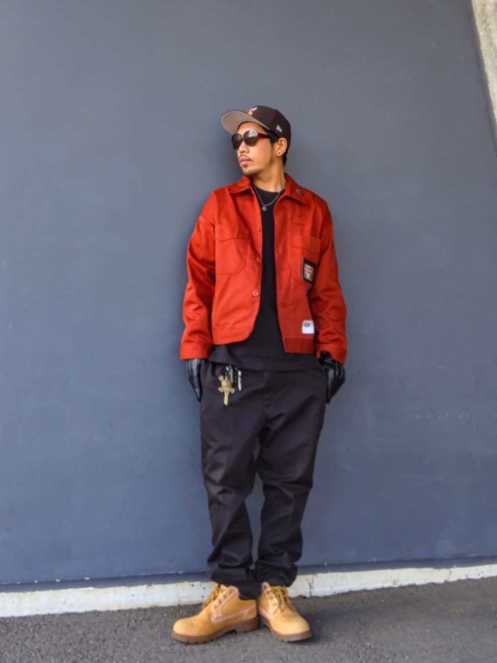 ブラウン系のその他アウター、ブラック系のその他パンツ、イエロー系のブーツを着用したメンズの冬コーディネートの2枚目の写真