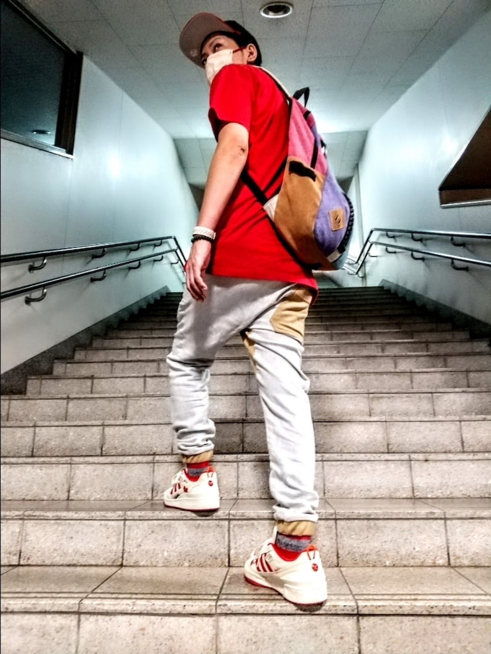 グレー系のスウェットパンツ、ホワイト系のスニーカー、その他のバックパック/リュックを着用したメンズの夏コーディネートの2枚目の写真