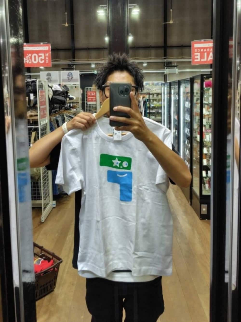 ブラック系のTシャツ/カットソー、ホワイト系のタンクトップ、ブラック系のデニムパンツを着用したメンズの夏コーディネートの3枚目の写真