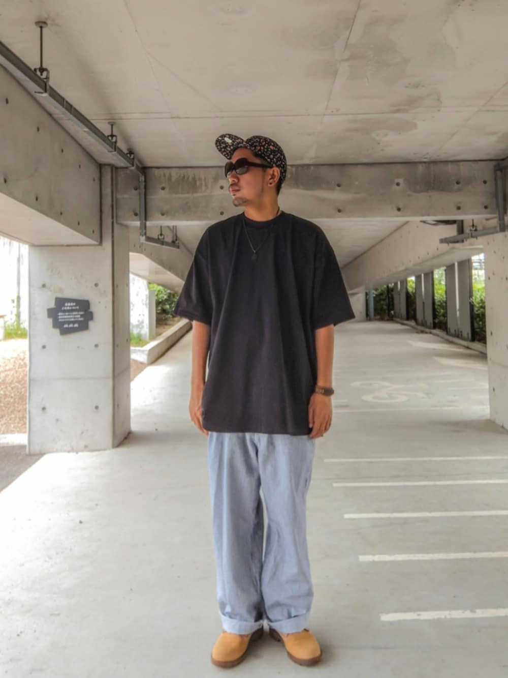 ブラック系のTシャツ/カットソー、ホワイト系のその他パンツ、イエロー系のブーツを着用したメンズの秋コーディネートの2枚目の写真