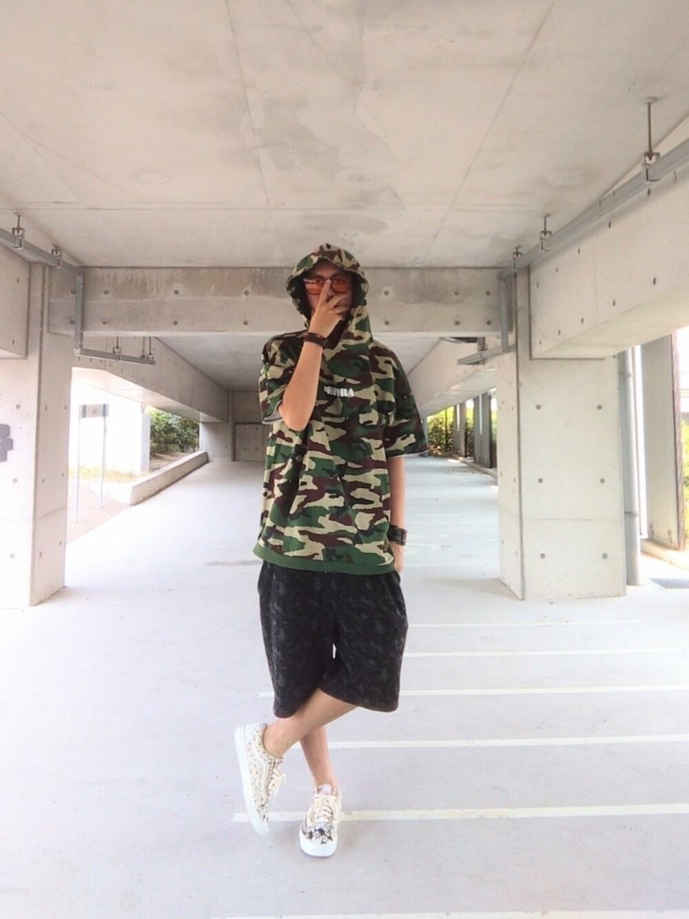 その他のパーカー、ブラック系のパンツ、その他のスニーカーを着用したメンズの夏コーディネートの2枚目の写真