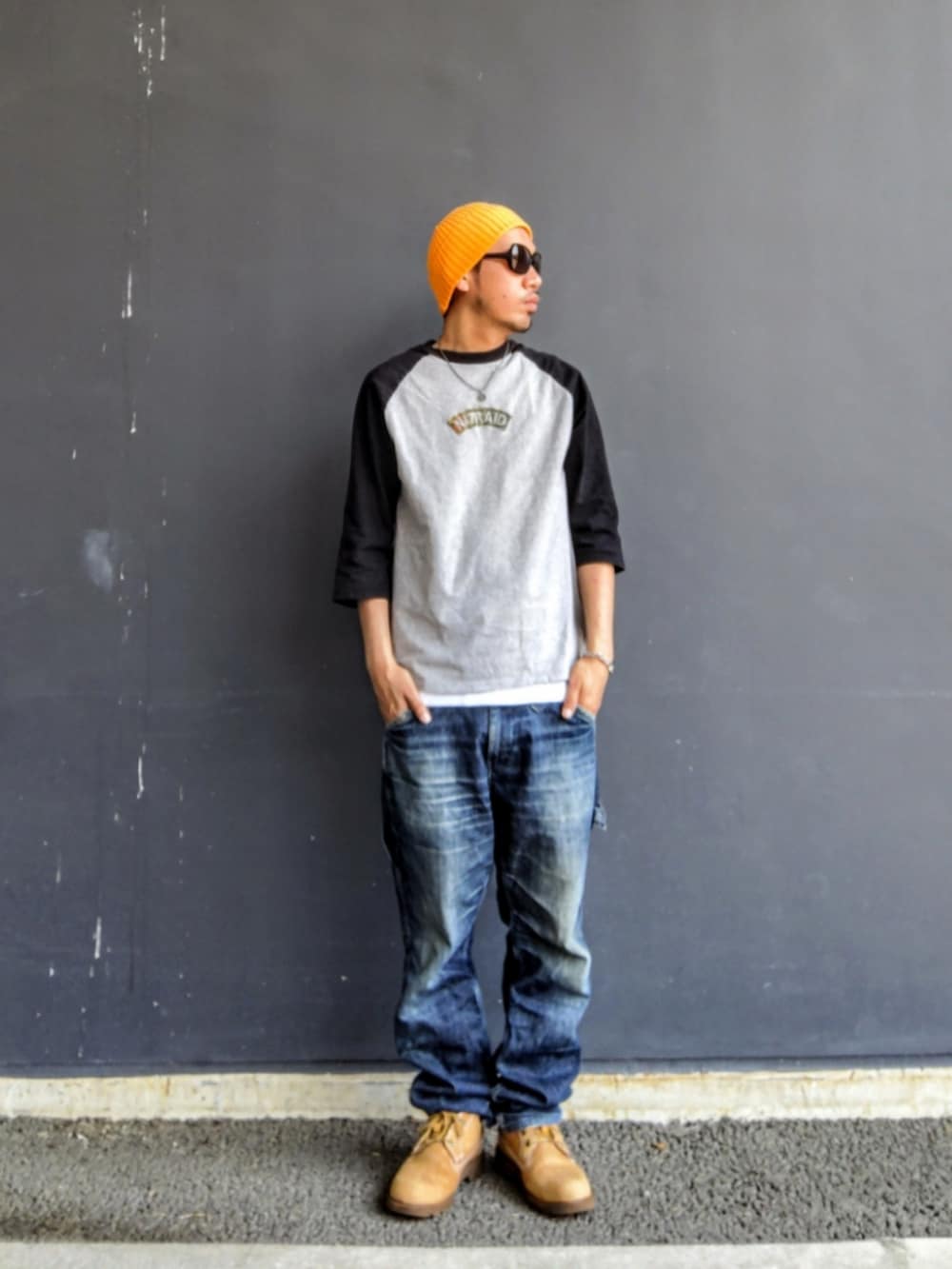 グレー系のTシャツ/カットソー、ホワイト系のタンクトップ、ブルー系のデニムパンツを着用したメンズの春コーディネートの2枚目の写真