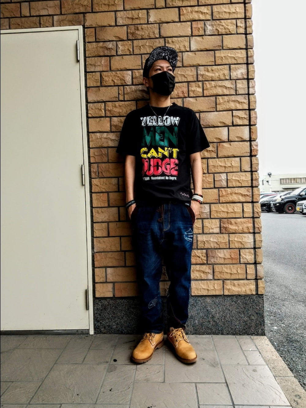 ブルー系のTシャツ/カットソー、その他のシャツ/ブラウス、ブラック系のデニムパンツを着用したメンズの秋コーディネートの2枚目の写真