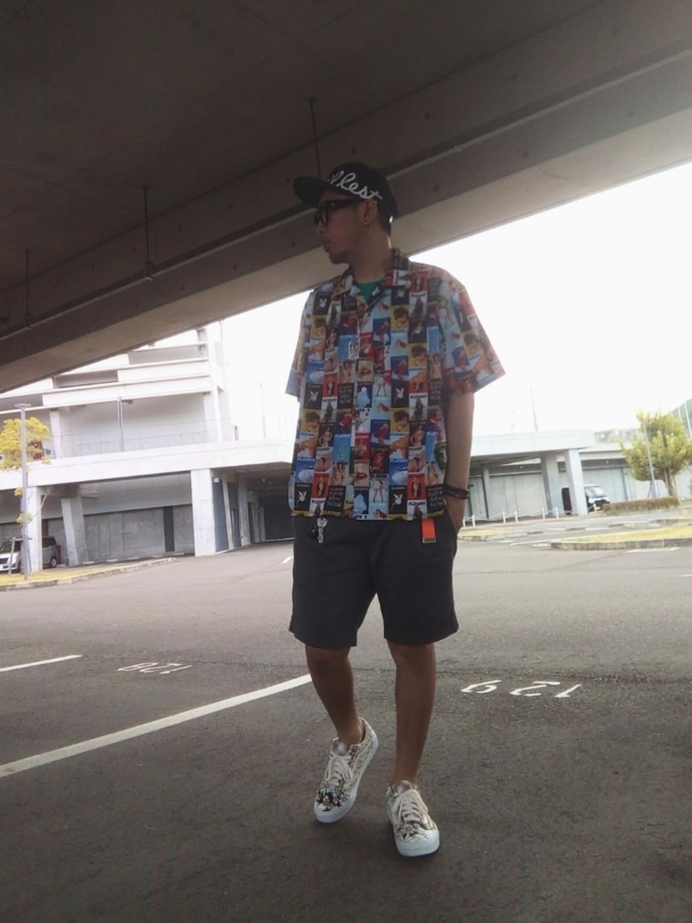 その他のシャツ/ブラウス、グリーン系のTシャツ/カットソー、グレー系のその他パンツを着用したメンズの夏コーディネートの2枚目の写真