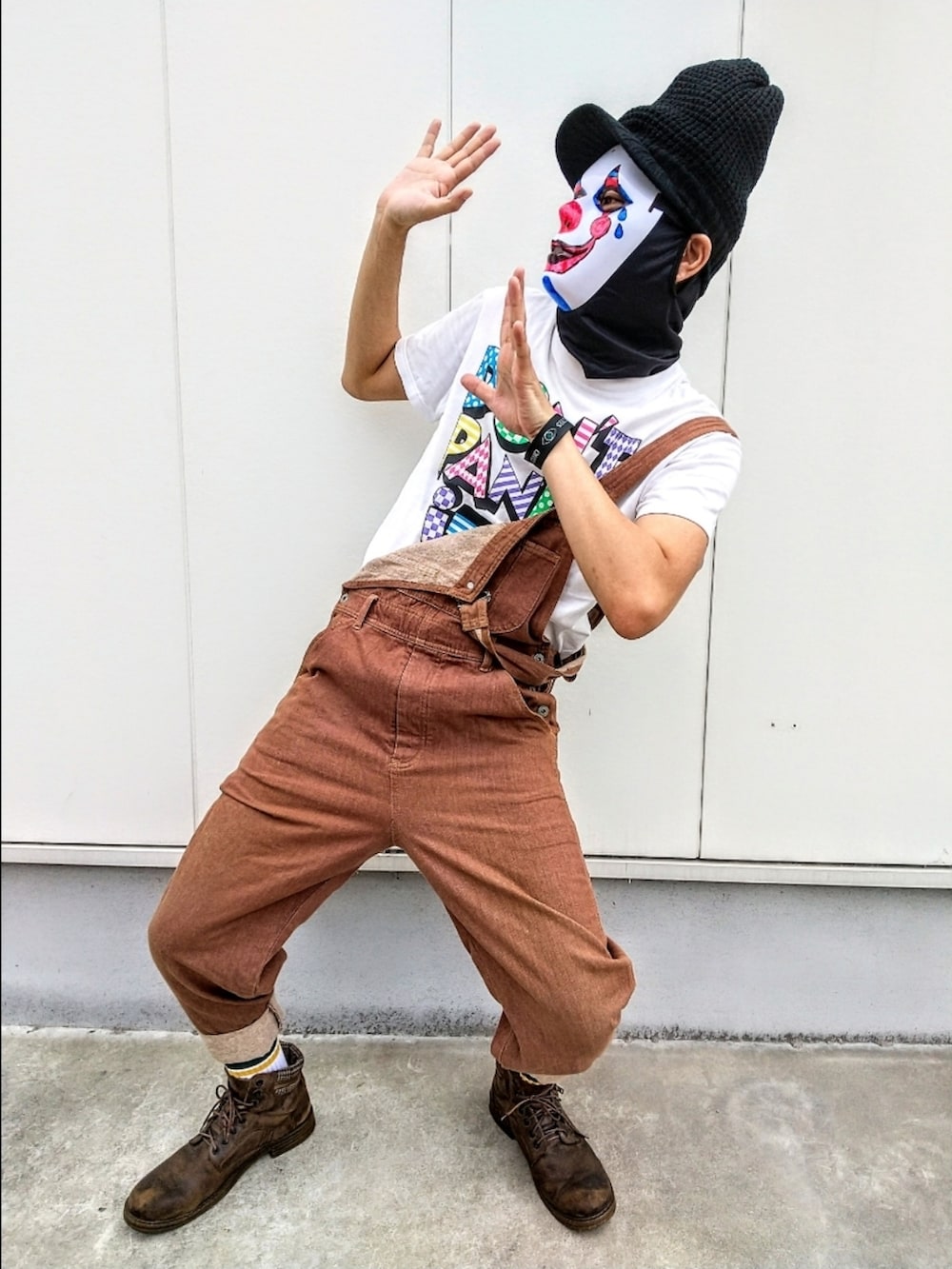 ホワイト系のTシャツ/カットソー、ブラウン系のサロペット/オーバーオール、ブラウン系のブーツを着用したメンズの夏コーディネートの4枚目の写真