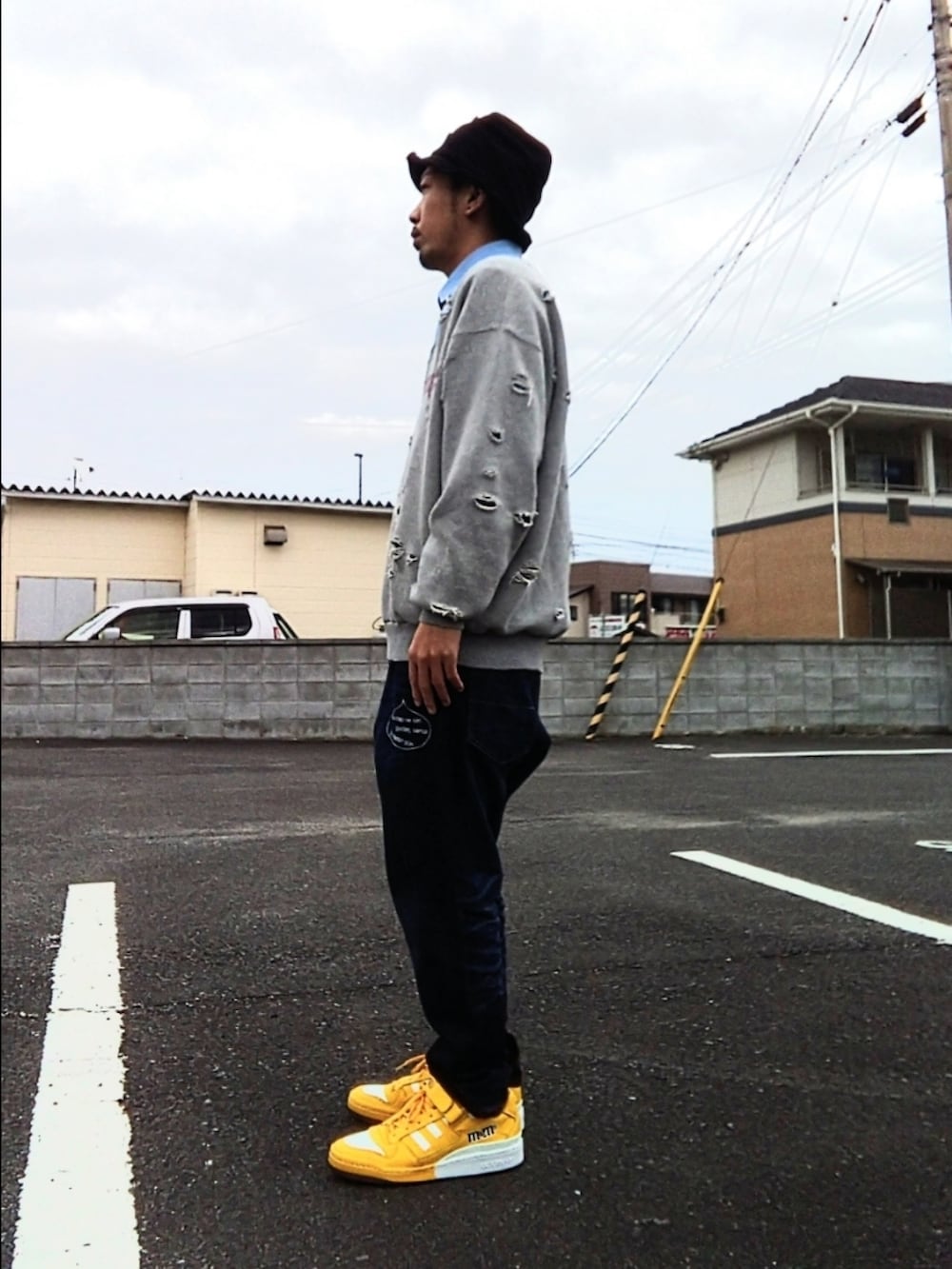 イエロー系のスニーカー、グレー系のスウェット、ブルー系のシャツ/ブラウスを着用したメンズの冬コーディネートの3枚目の写真