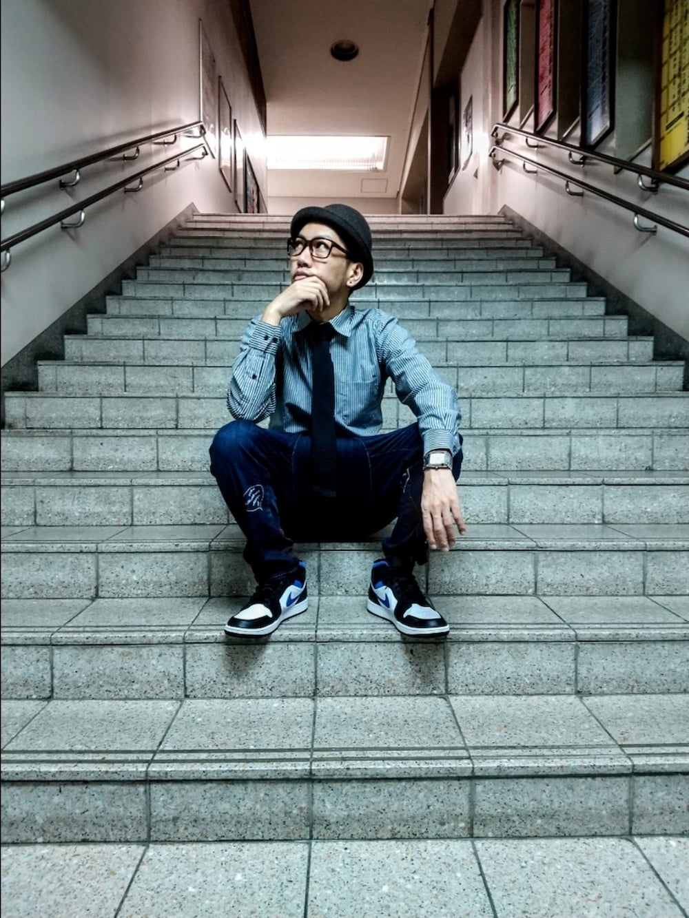 その他のシャツ/ブラウス、ブラック系のネクタイ、ブルー系のデニムパンツを着用したメンズの秋コーディネートの3枚目の写真