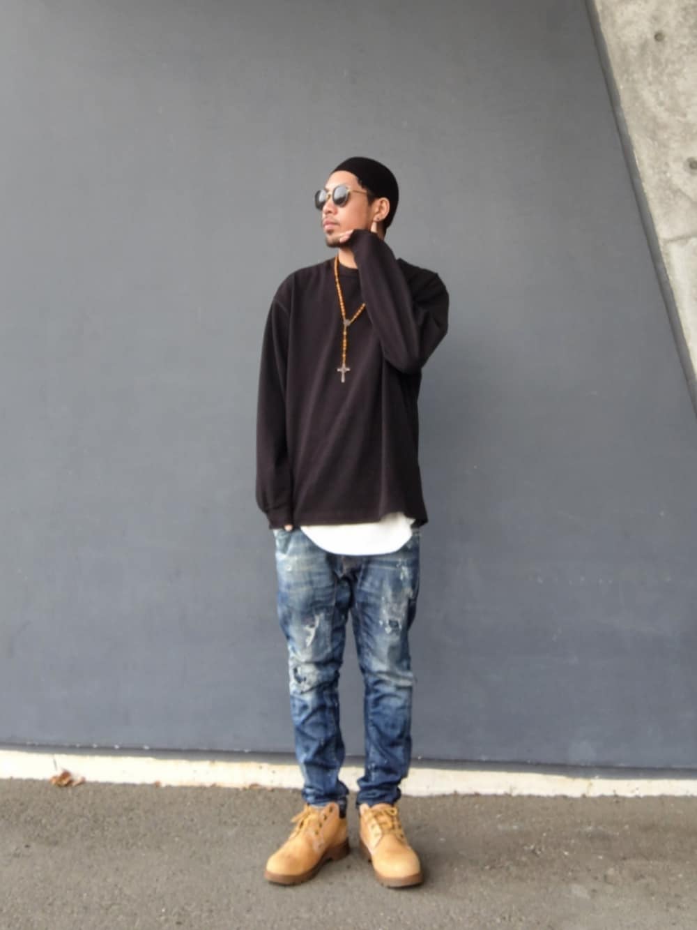 ブラック系のTシャツ/カットソー、ホワイト系のタンクトップ、ブルー系のデニムパンツを着用したメンズの春コーディネートの2枚目の写真