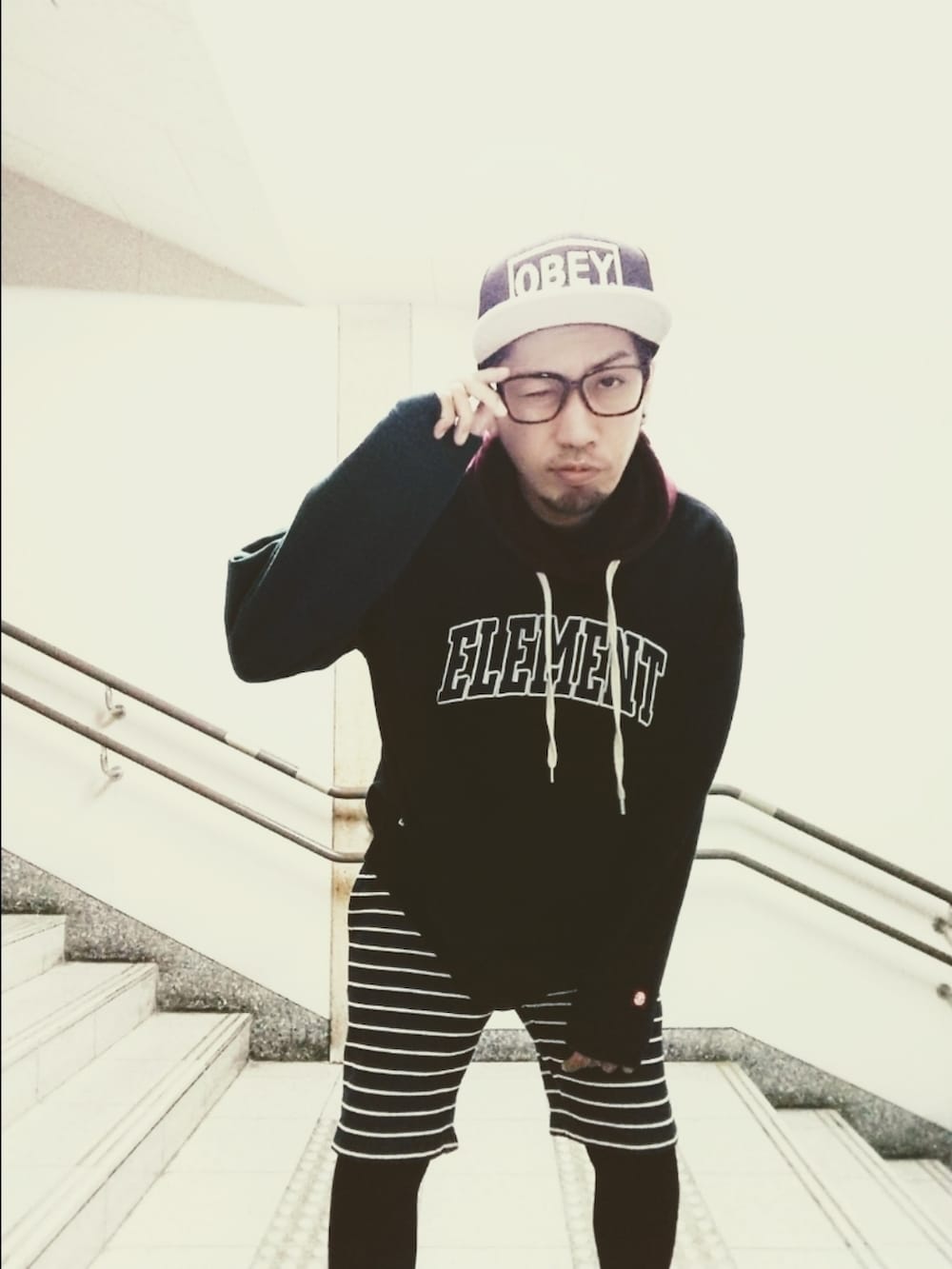 その他のパーカー、その他のその他パンツ、ブラック系のスニーカーを着用したメンズの秋コーディネートの2枚目の写真