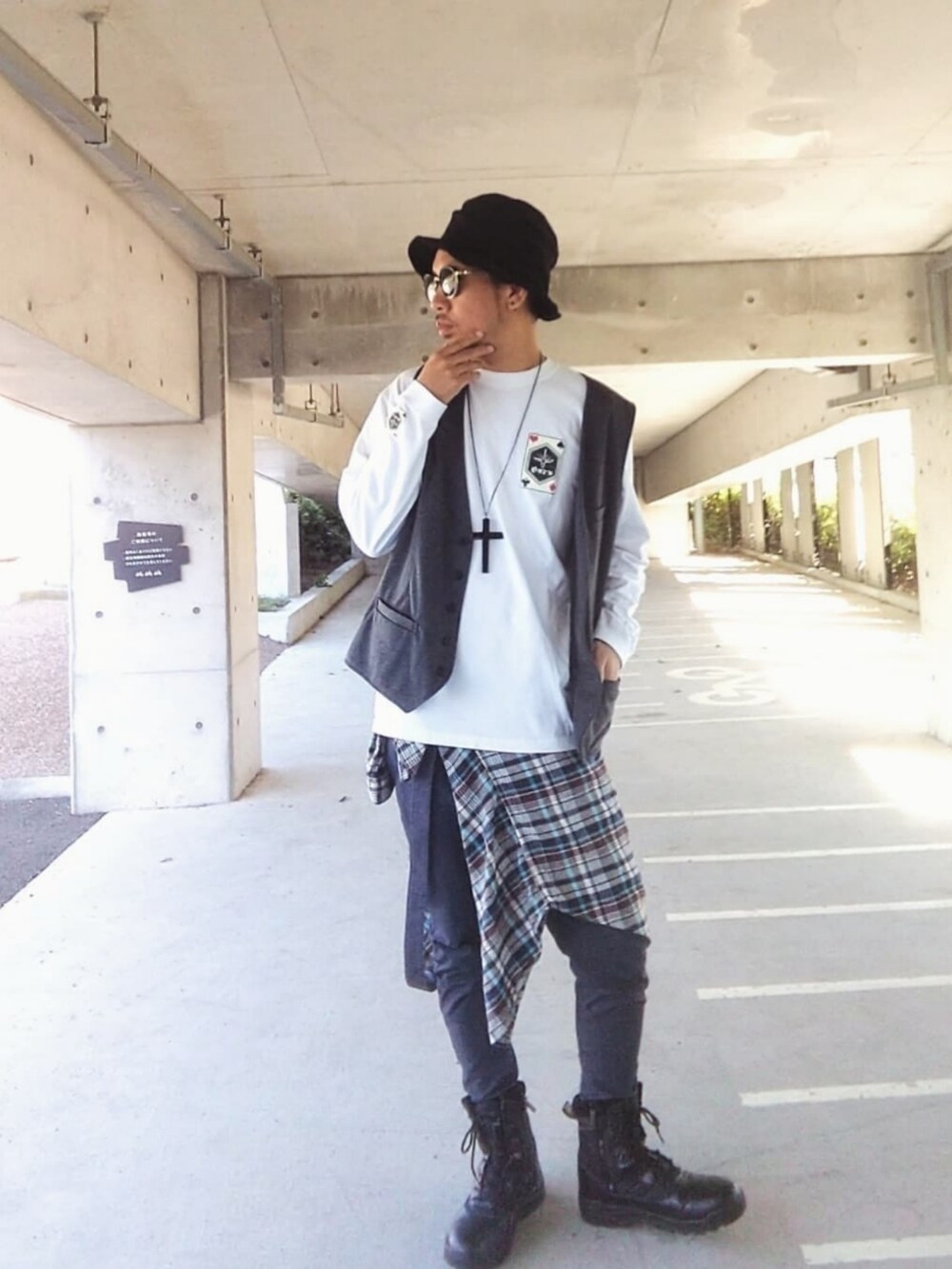ホワイト系のTシャツ/カットソー、グレー系のベスト、ブルー系のシャツ/ブラウスを着用したメンズの秋コーディネートの4枚目の写真