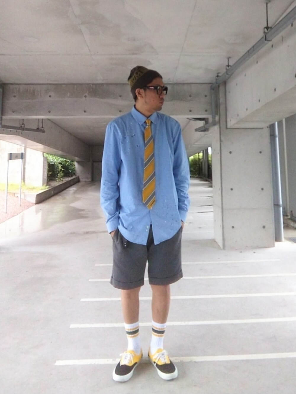 ブラック系のスニーカー、グレー系のその他パンツ、ブルー系のシャツ/ブラウスを着用したメンズの夏コーディネートの2枚目の写真