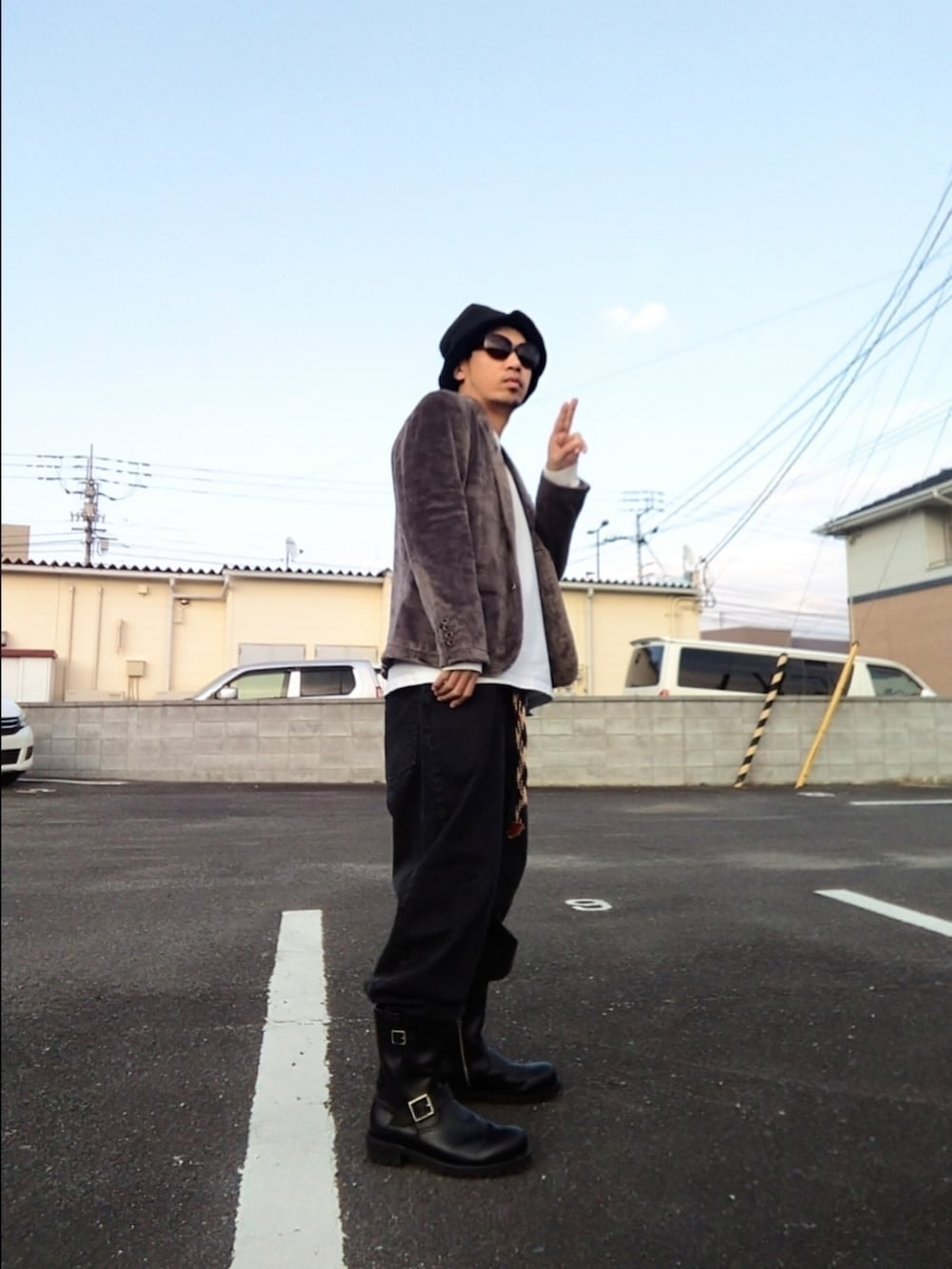 グレー系のジャケット/アウター、ホワイト系のTシャツ/カットソー、ブラック系のデニムパンツを着用したメンズの冬コーディネートの3枚目の写真