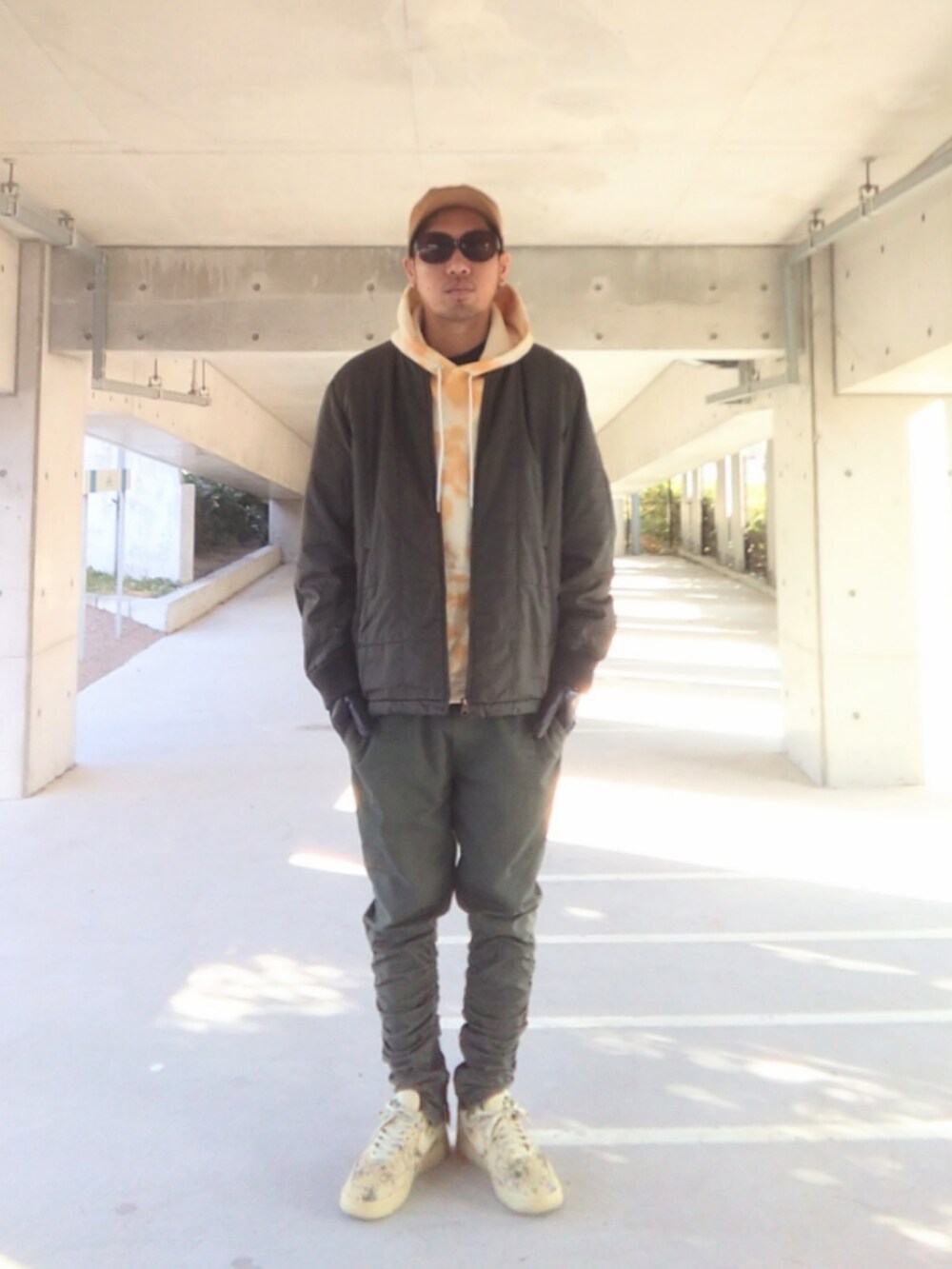 その他のパーカー、グリーン系のブルゾン、グリーン系のパンツを着用したメンズの冬コーディネートの2枚目の写真