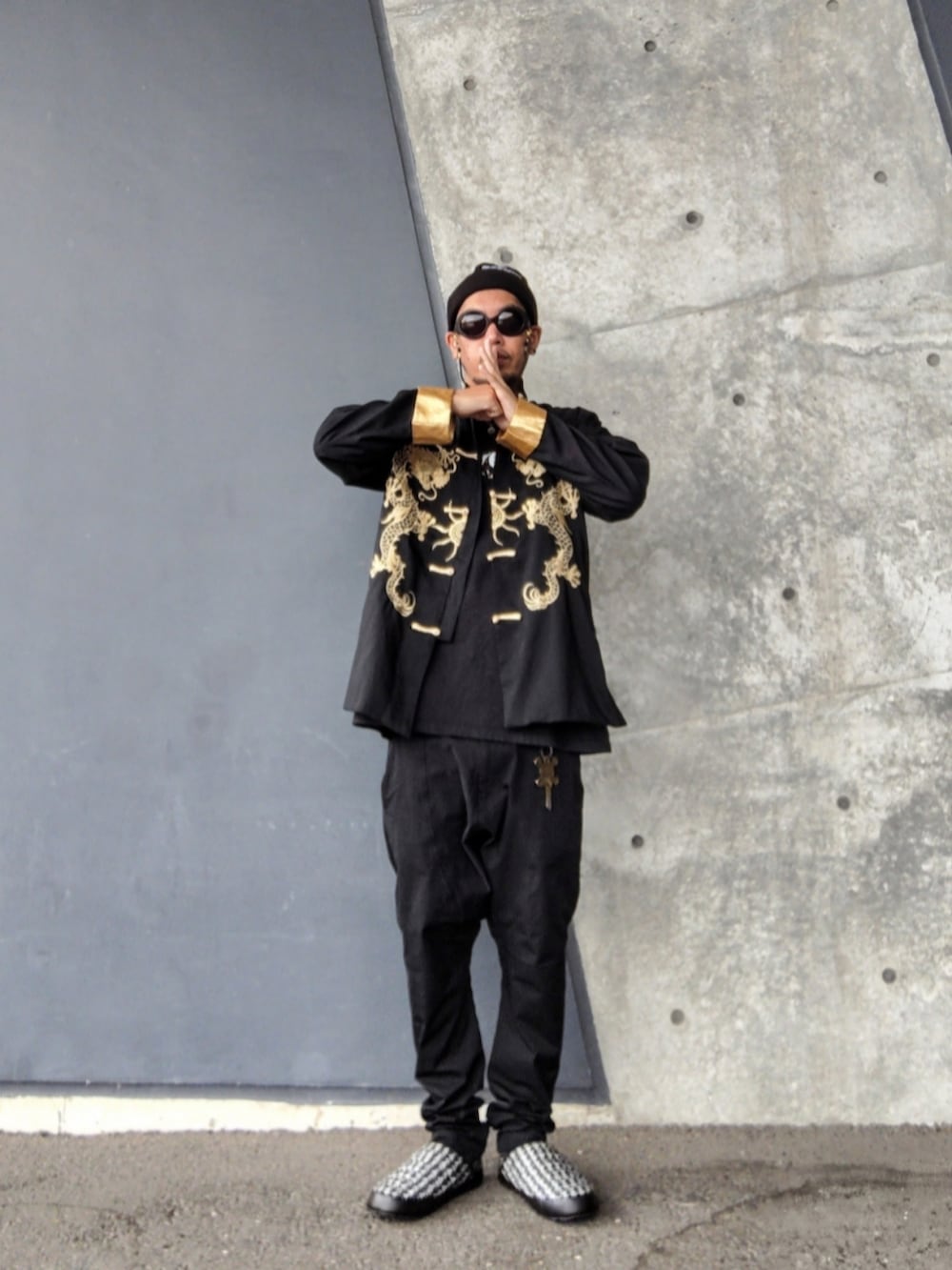 ブラック系のその他アウター、ブラック系のTシャツ/カットソー、ブラック系のその他パンツを着用したメンズの秋コーディネートの2枚目の写真
