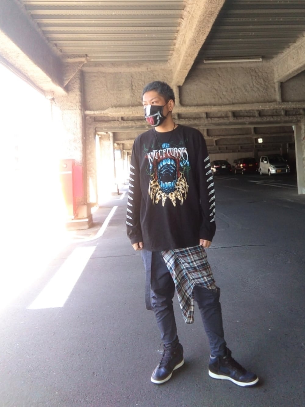 ブラック系のTシャツ/カットソー、ブルー系のシャツ/ブラウス、ブルー系のその他パンツを着用したメンズの秋コーディネートの3枚目の写真