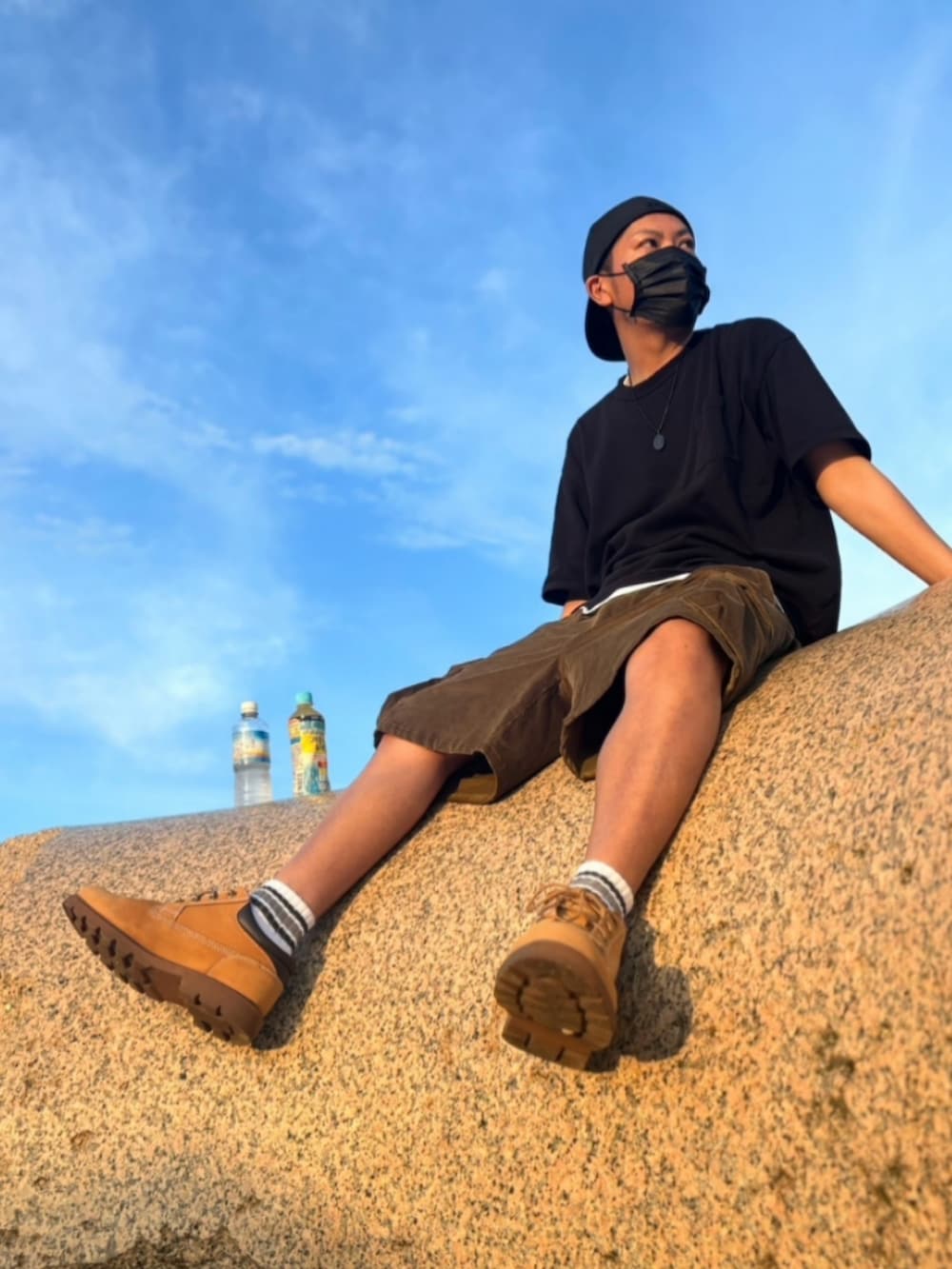 ブラック系のTシャツ/カットソー、ホワイト系のタンクトップ、グリーン系のその他パンツを着用したメンズの夏コーディネートの2枚目の写真