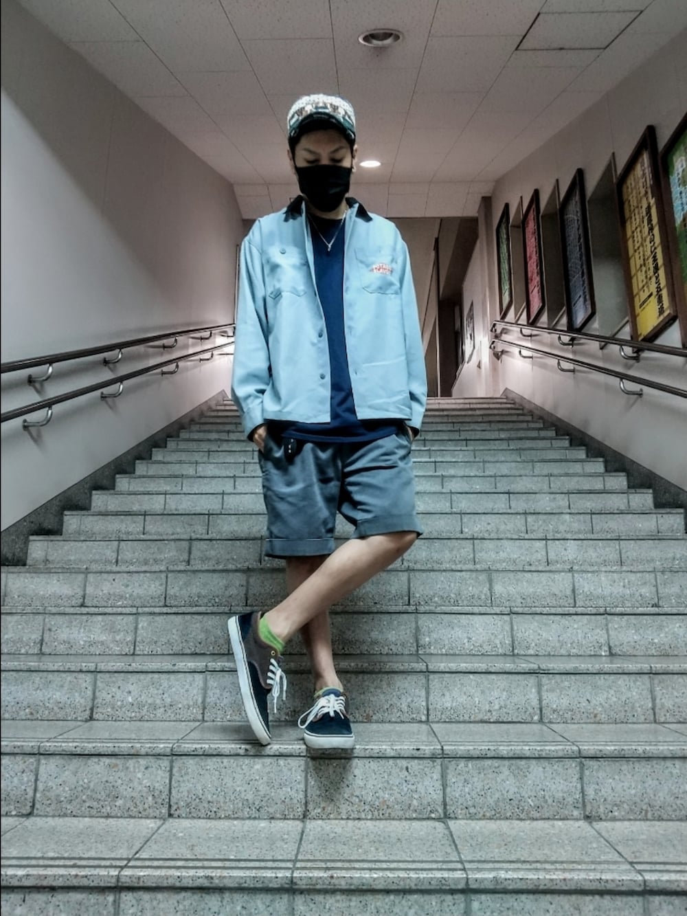 ブルー系のシャツ/ブラウス、ブルー系のTシャツ/カットソー、グレー系のその他パンツを着用したメンズの秋コーディネートの2枚目の写真