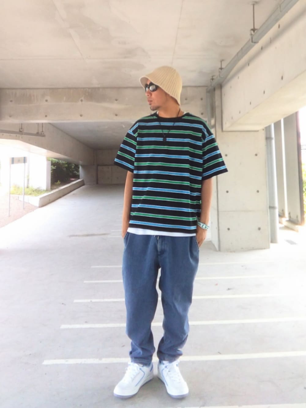 ブルー系のTシャツ/カットソー、ホワイト系のタンクトップ、ブルー系のデニムパンツを着用したメンズの夏コーディネートの2枚目の写真