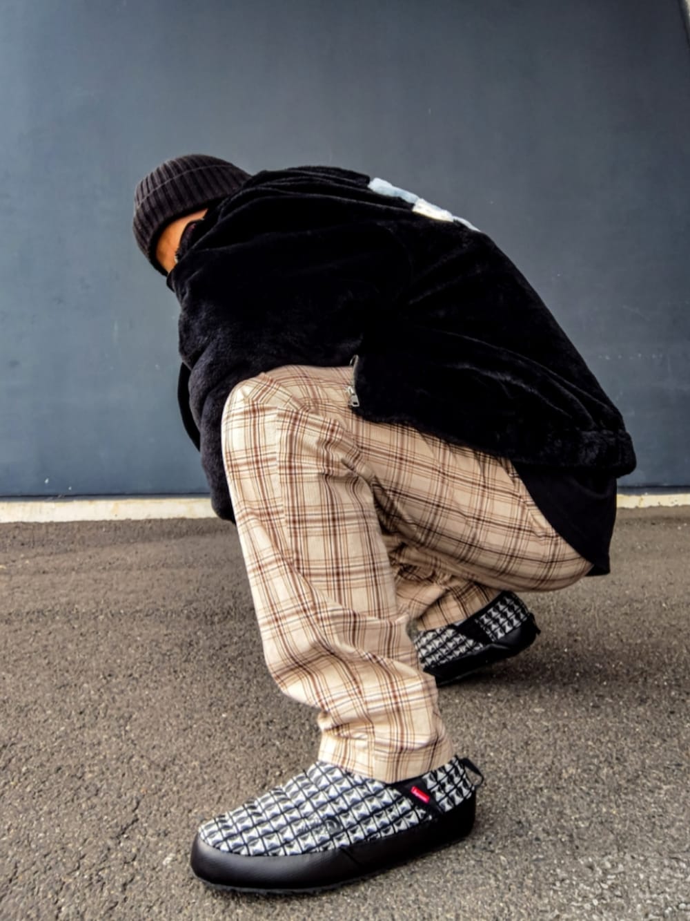 ブラック系のブルゾン、ブラック系のTシャツ/カットソー、ベージュ系のその他パンツを着用したメンズの冬コーディネートの2枚目の写真