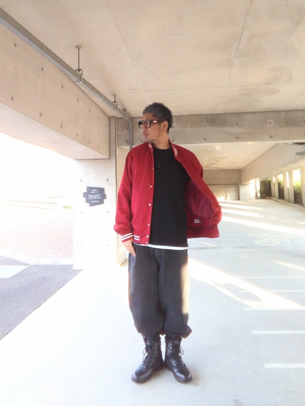 「GU、赤、メガネ男子、beautiful people、us army、レイヤード、メンズファッション、シンプル、ノーカラージャケット、ミリタリーブーツ、デニムパンツ、バルーンパンツ、腰巻きスタイル、プチプラ」｜「GUのアイテム（スタジャン、レッド系）」を使った、hasshi(ハッシー)さん（メンズ・172cm）の秋コーディネートの3枚目の写真