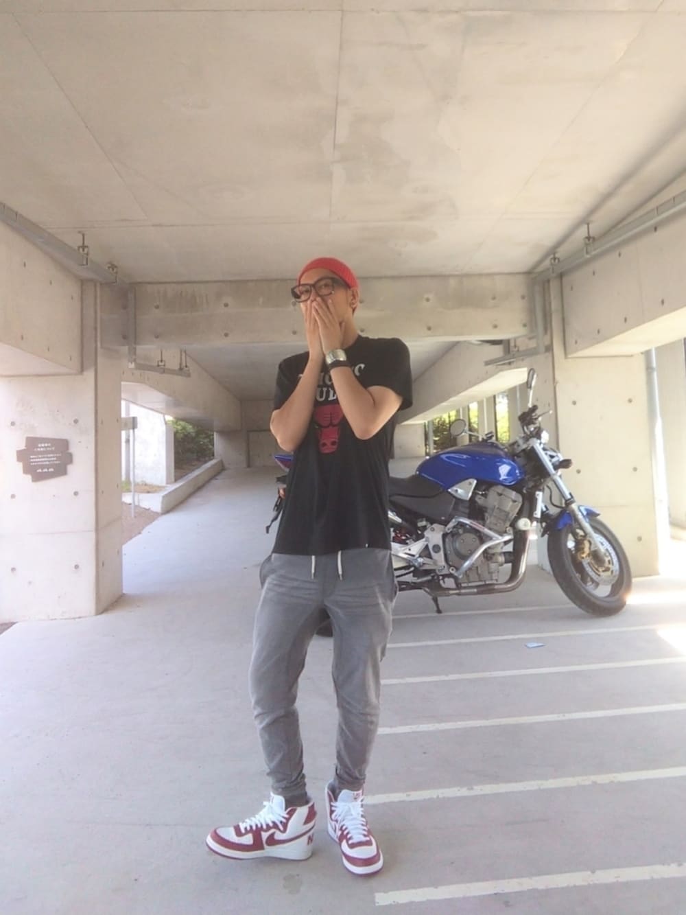 ブラック系のTシャツ/カットソー、グレー系のその他パンツ、ホワイト系のスニーカーを着用したメンズの秋コーディネートの2枚目の写真