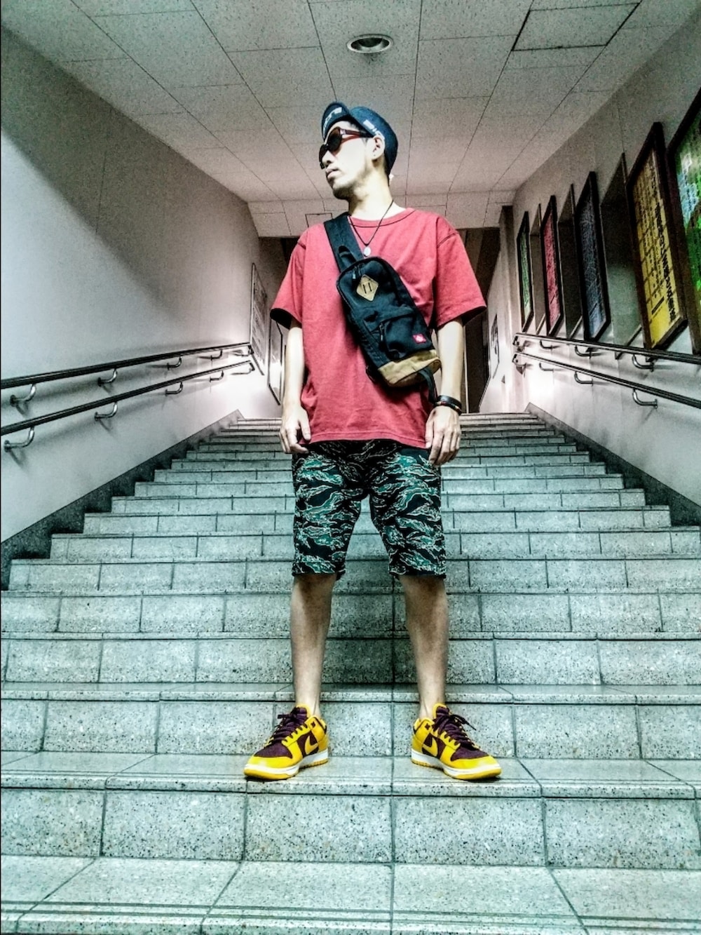 ブラック系のボディバッグ/ウエストポーチ、ブラウン系のTシャツ/カットソー、その他のパンツを着用したメンズの秋コーディネートの2枚目の写真