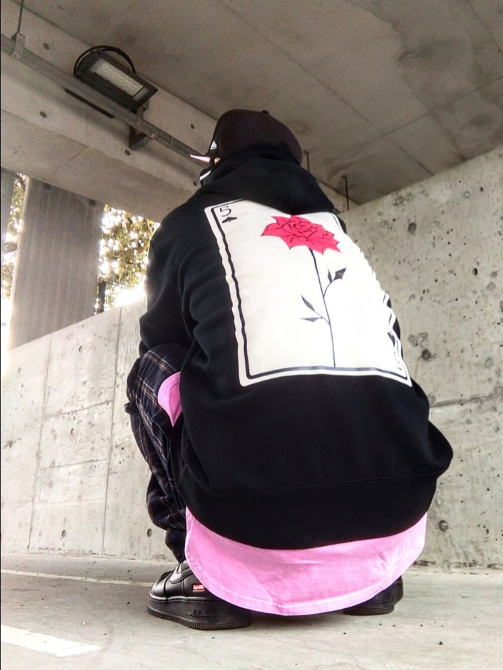 「GMTB、トランプ柄、チュニック、back number、ウィゴー(WEGO)、チェックパンツ、NIKE、supreme、エアフォースワン、NEW ERA、ストリート」｜「Supreme のSupreme No Comp Box Logo New Era "Brown"（キャップ、ブラウン系）」を使った、hasshi(ハッシー)さん（メンズ・172cm）の冬コーディネートの4枚目の写真